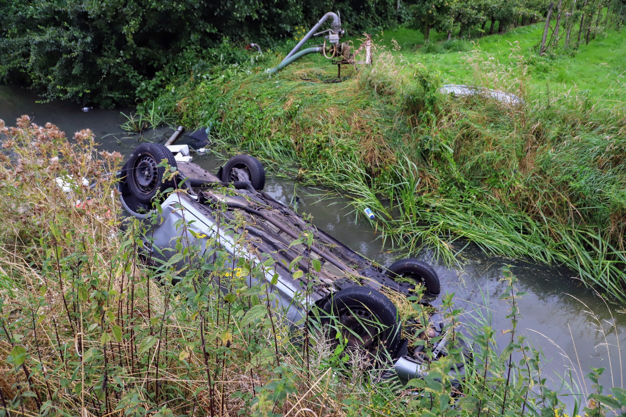 VIDEO: Omstanders redden twee volwassenen en baby uit te water geraakte auto