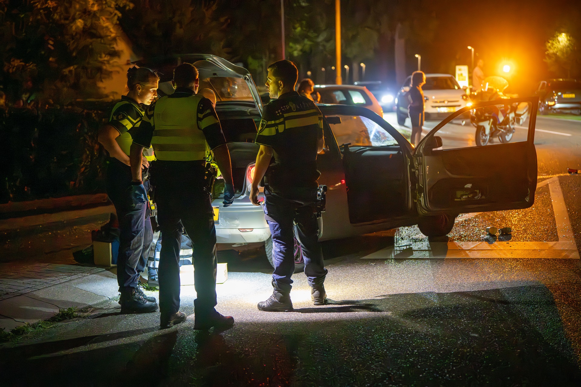 Auto crasht op rotonde, inzittenden vluchten te voet