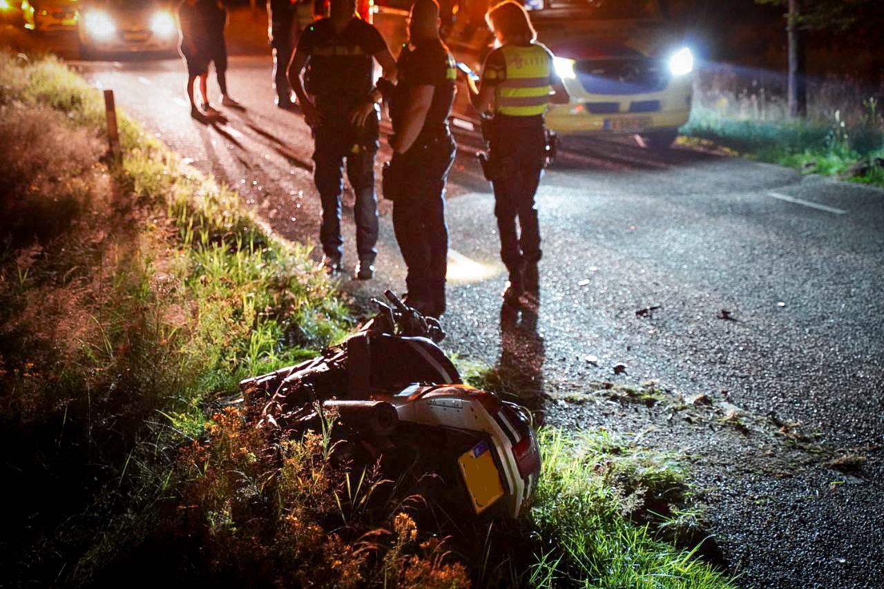 Motor komt in botsing met hert, passagier gewond naar ziekenhuis