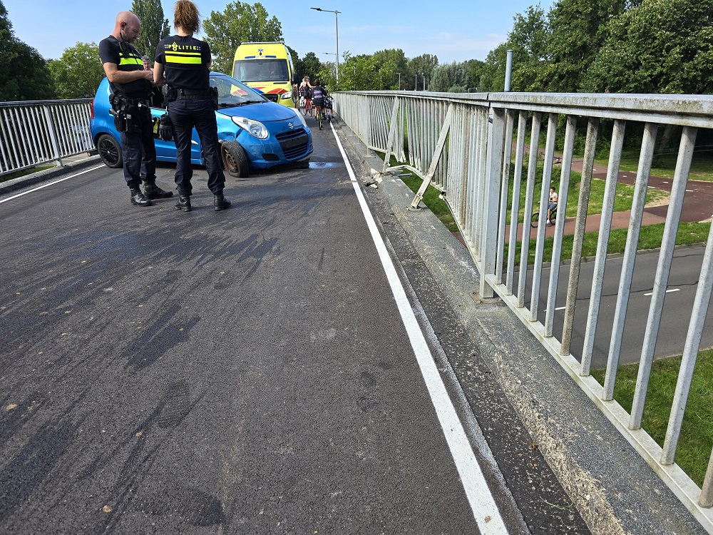 Auto en railing flink beschadigd eenzijdig ongeval arnhem