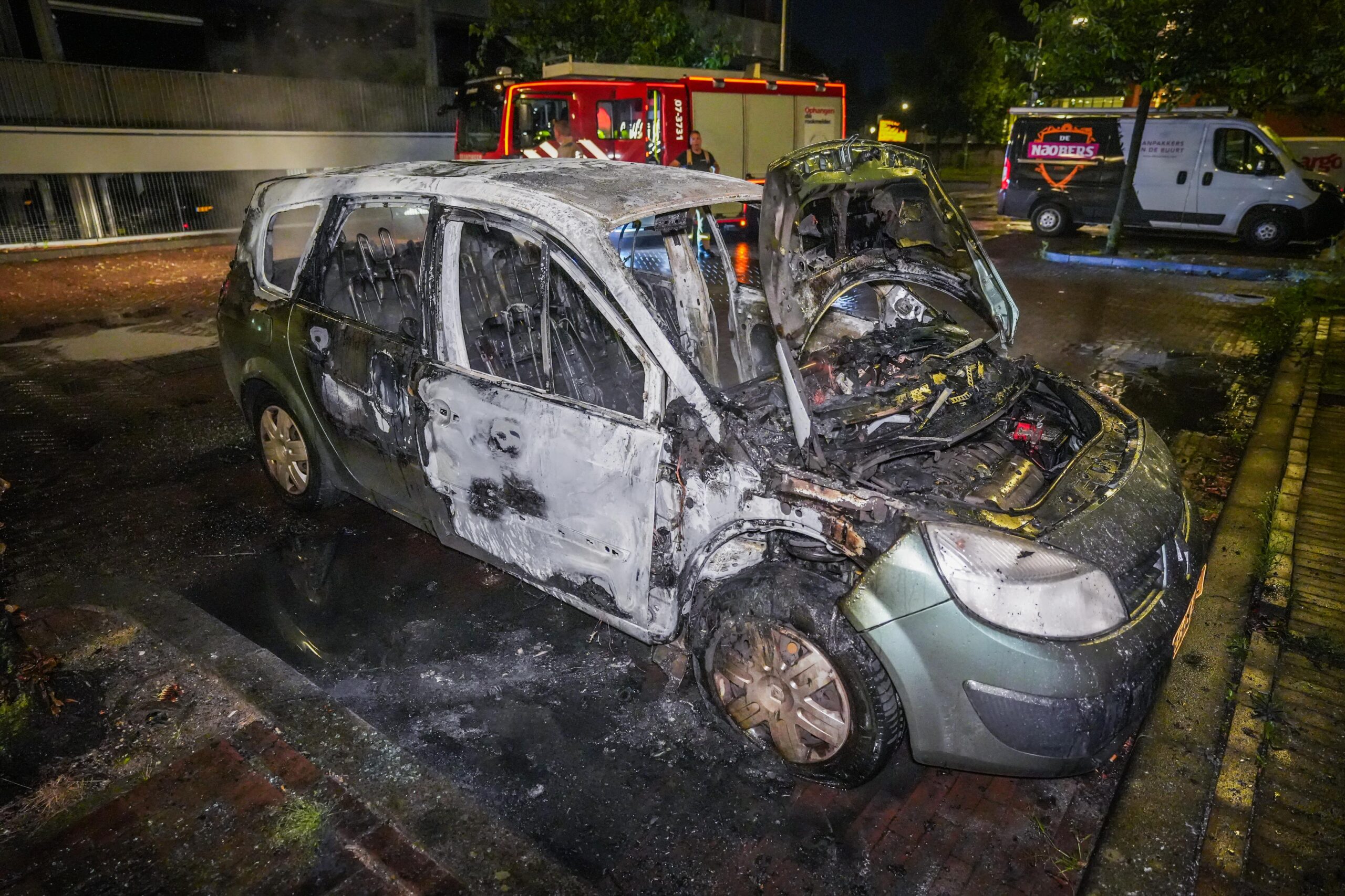 Geparkeerde auto door brand verwoest