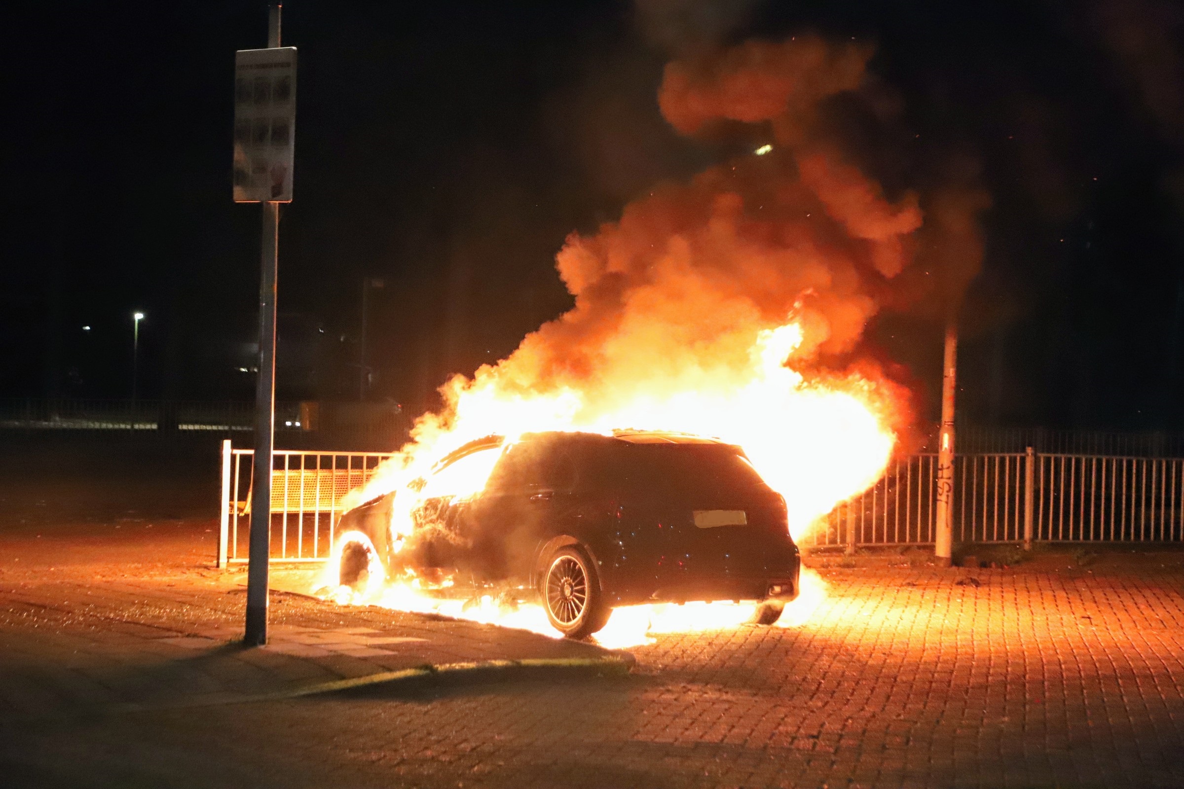 Auto gaat in vlammen op achter sporthal, politie onderzoekt brandstichting