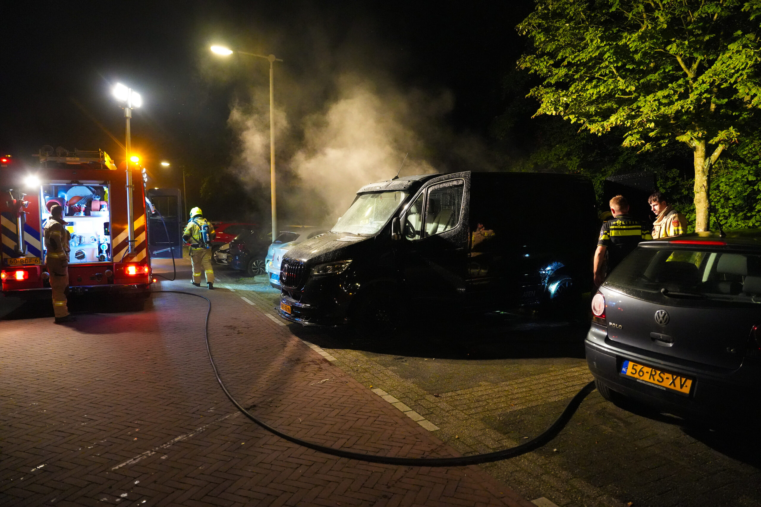 Auto en bestelbus in brand, aanmaakblokjes op achterwielen