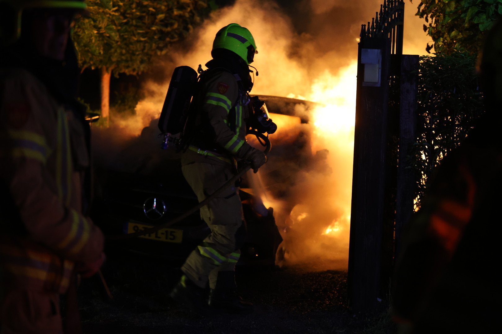 Auto uitgebrand op oprit van woning, politie onderzoekt brandstichting