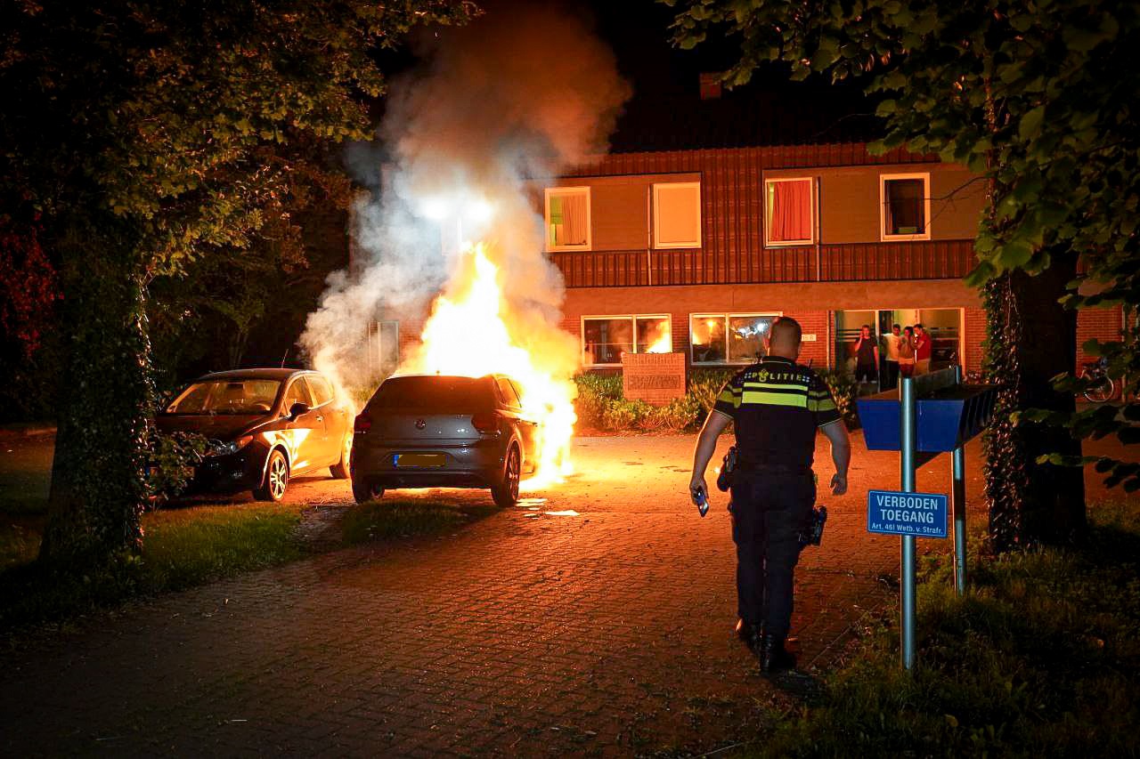 Geparkeerde auto door brand verwoest