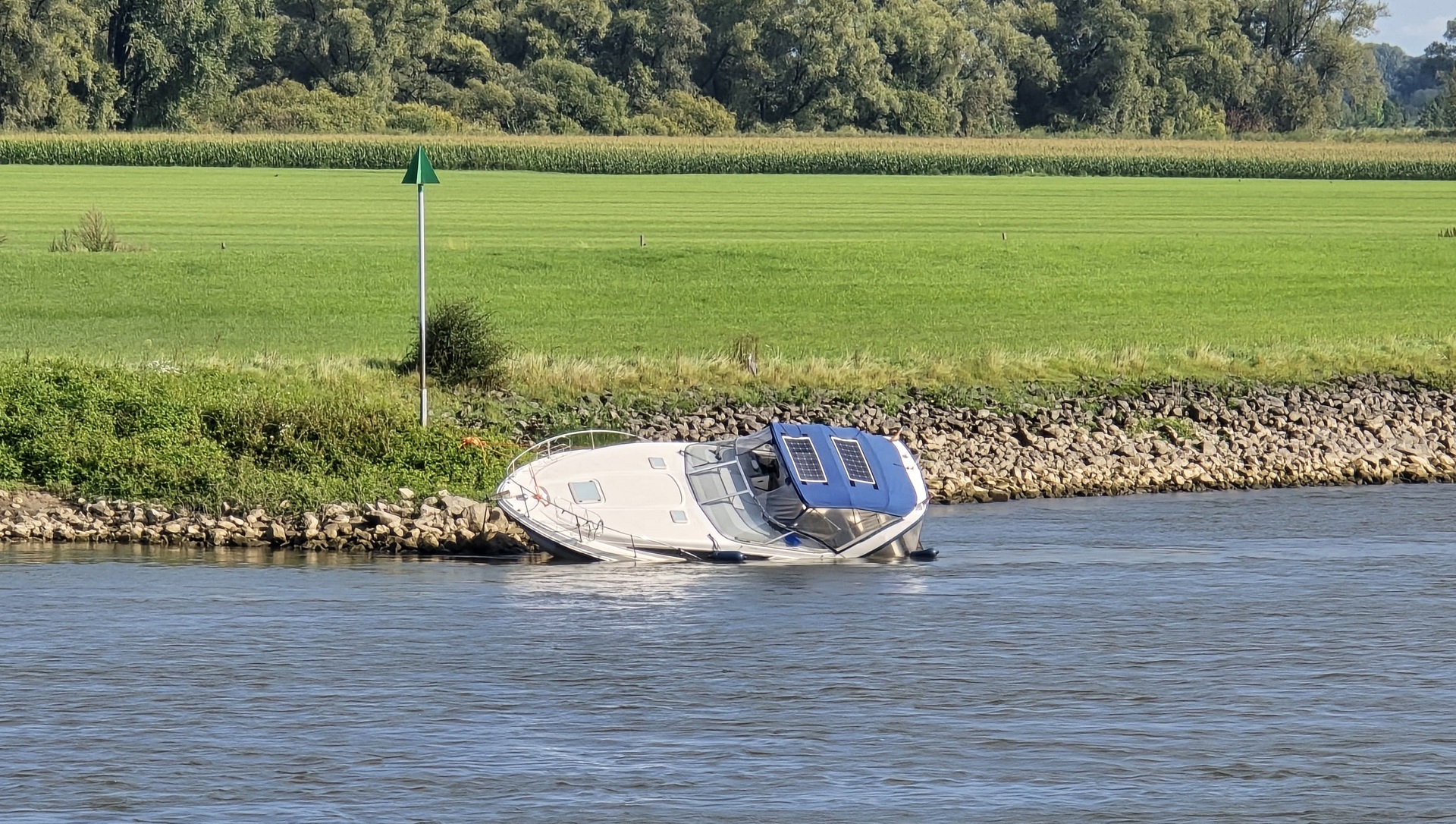 Boot vaart op krib en kantelt