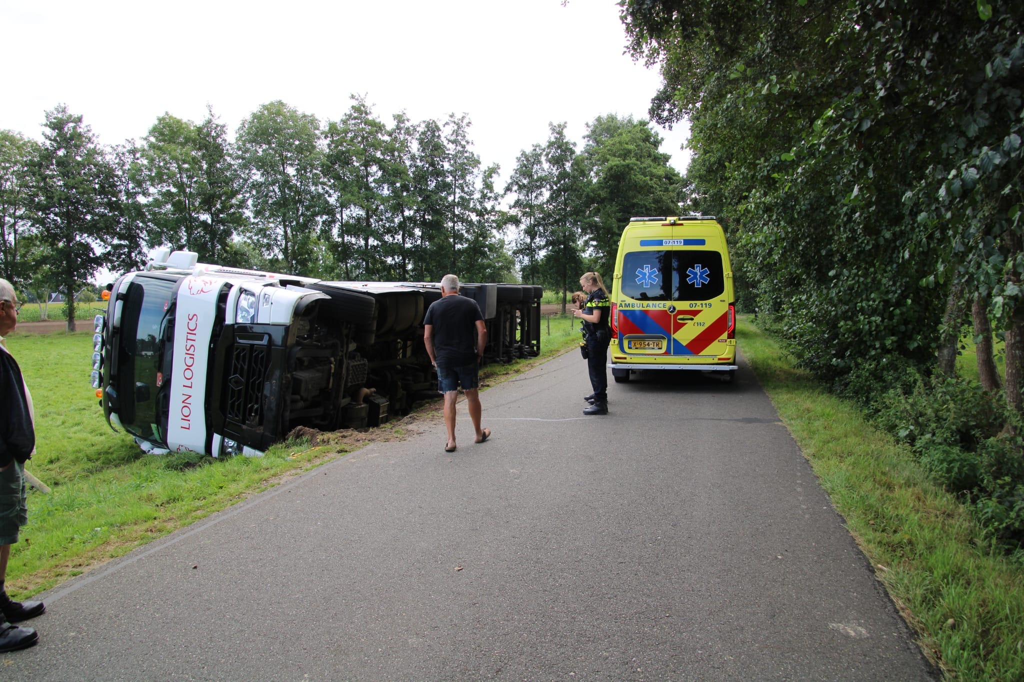 Vrachtwagen kantelt in sloot, hulpdiensten massaal uitgerukt