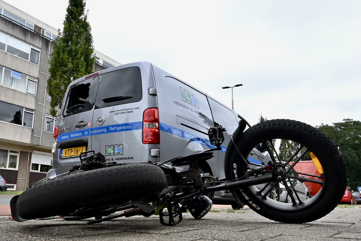 Fatbike bestuurder gewond door aanrijding met stilstaande bus