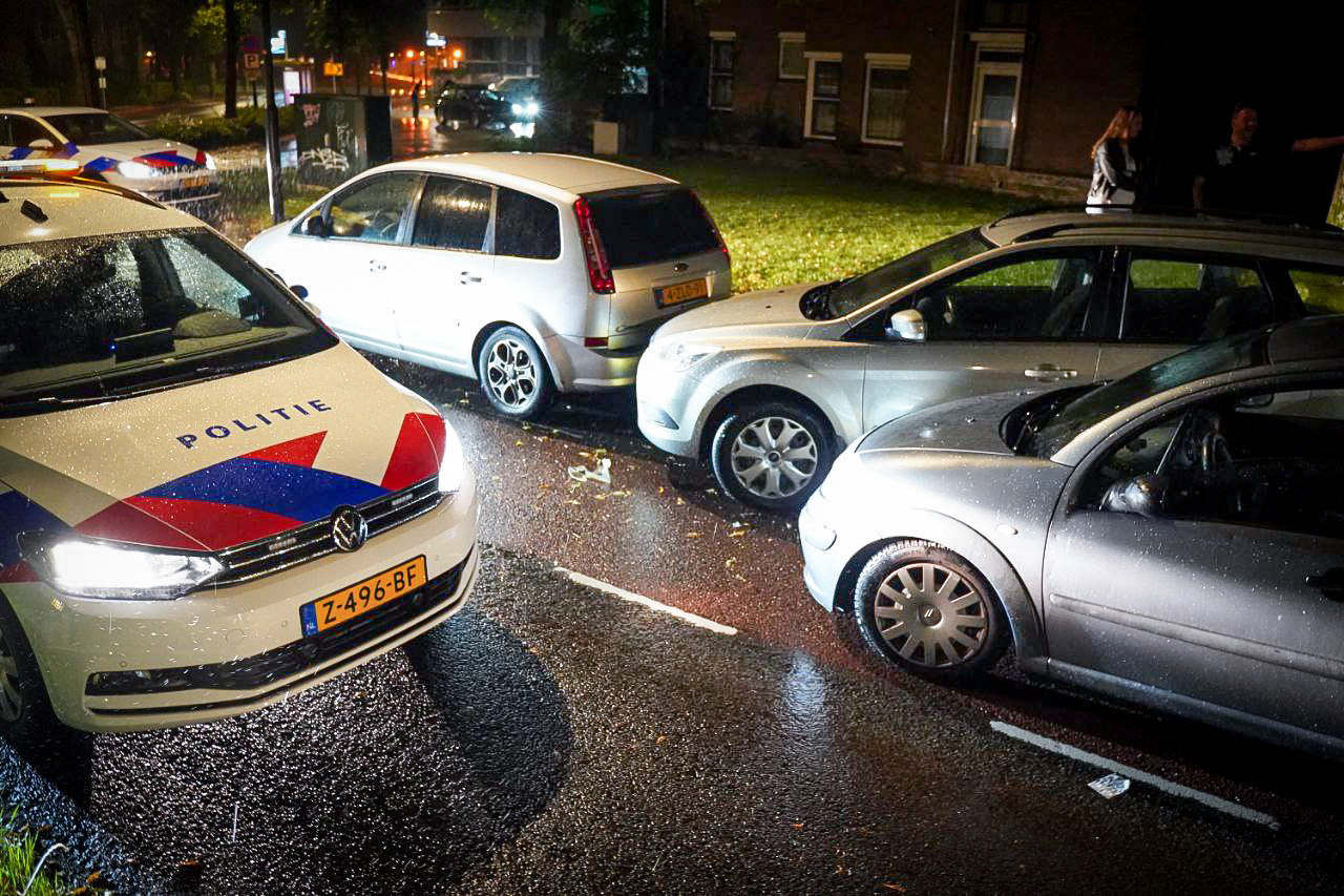 Automobiliste ramt geparkeerde auto’s, mogelijk onder invloed