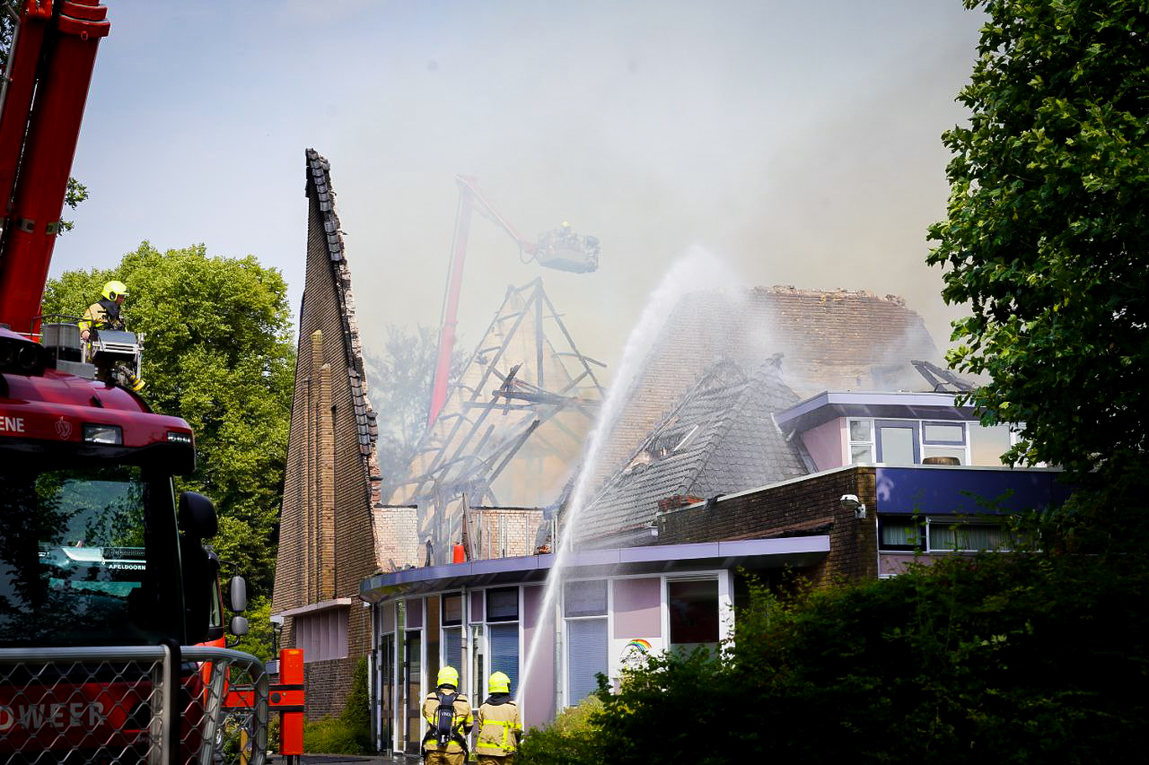 Regenboogkerk volledig verwoest door grote brand