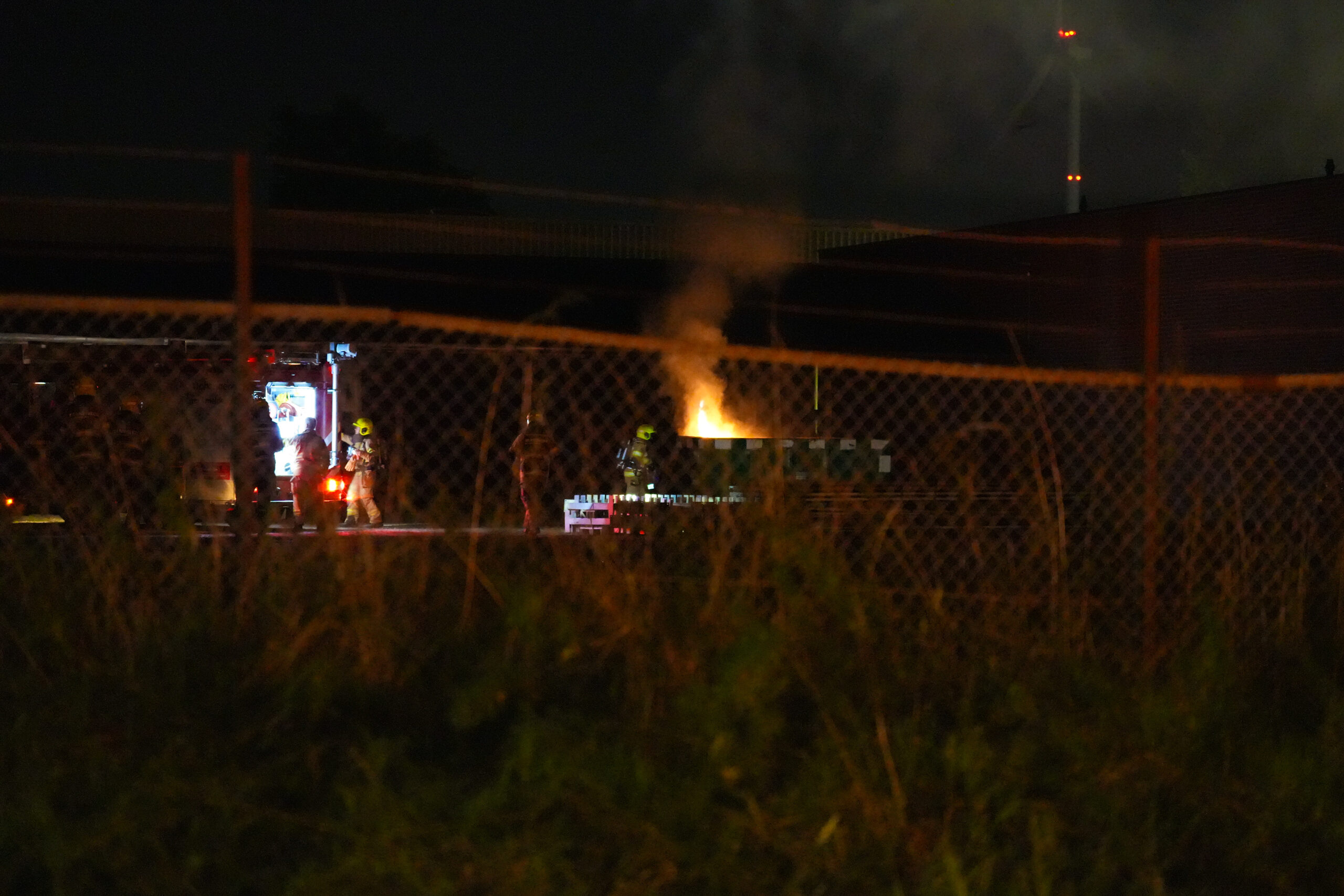 Brandweer heeft brandende container bij bedrijf snel geblust