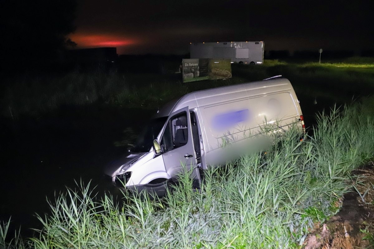 Bestelbus rijdt water in, bestuurder gevlucht