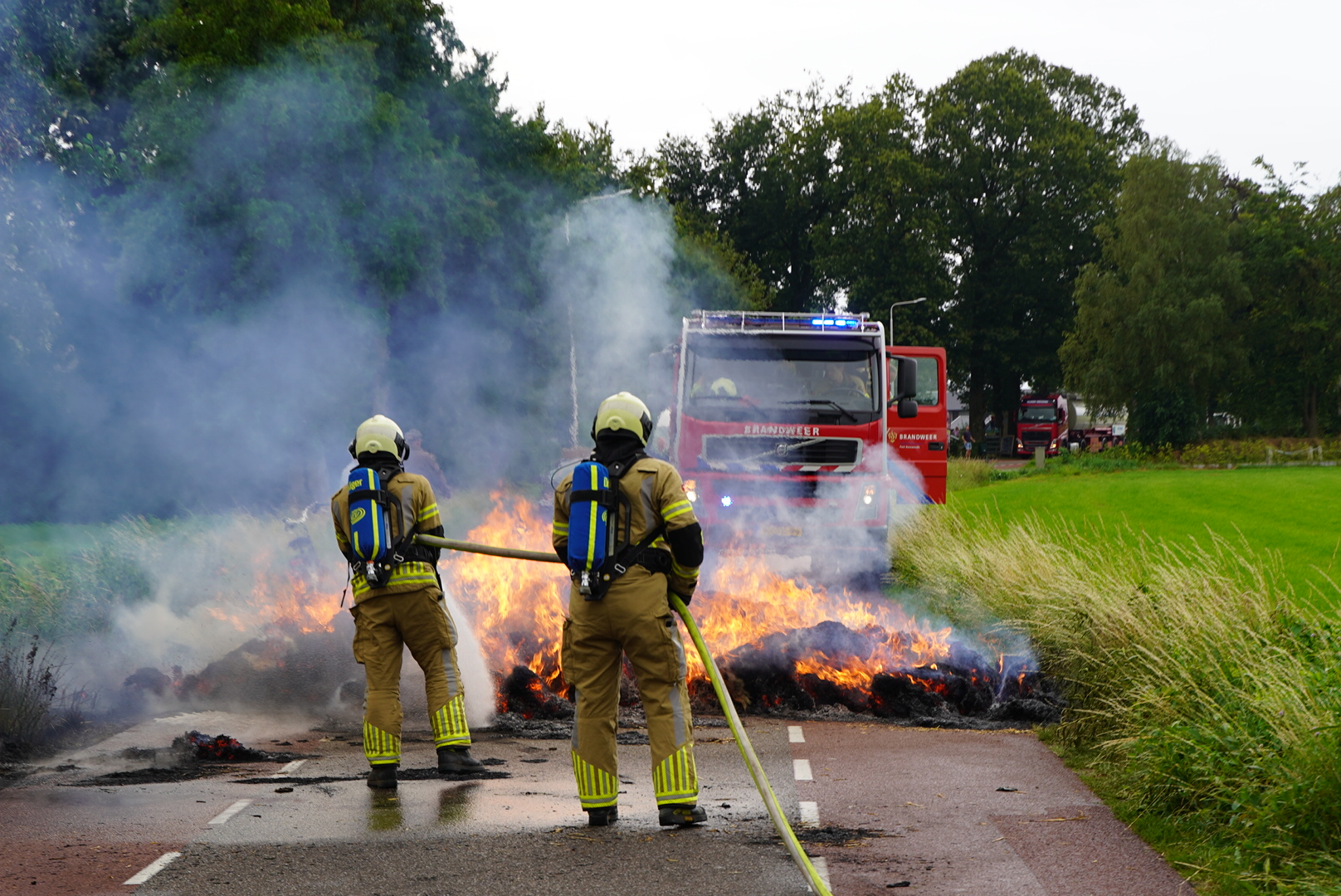 Aanhanger met hooi vliegt in brand