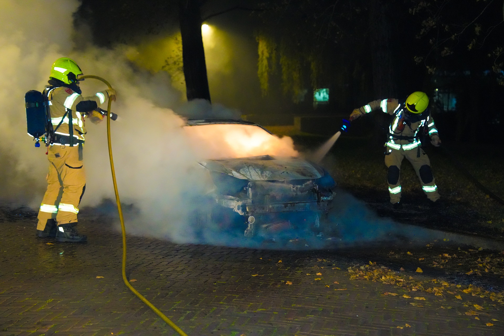 Geparkeerde auto door brand verwoest, politie onderzoekt oorzaak