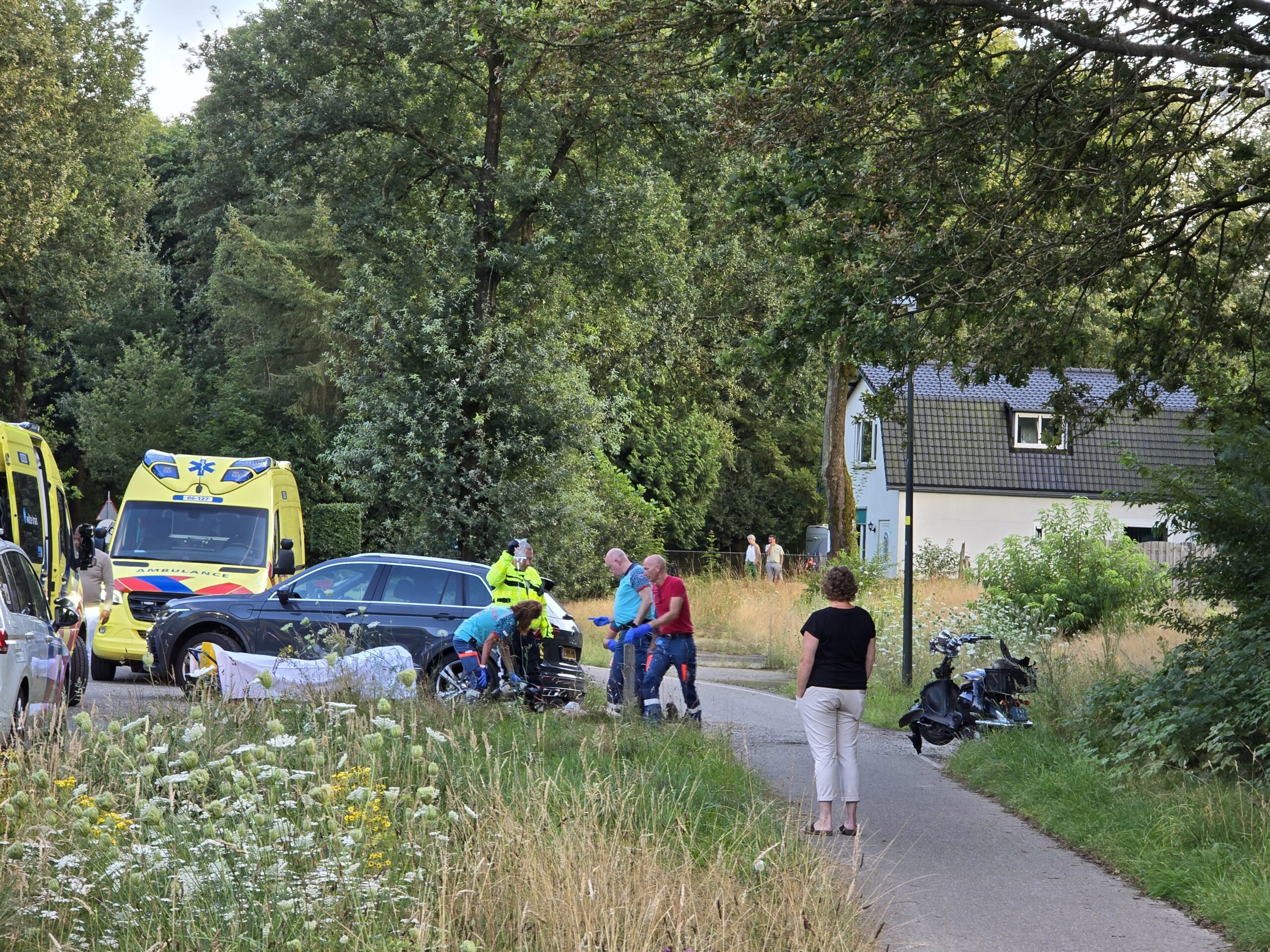 Scooterrijder ernstig gewond bij ongeval in Beekbergen