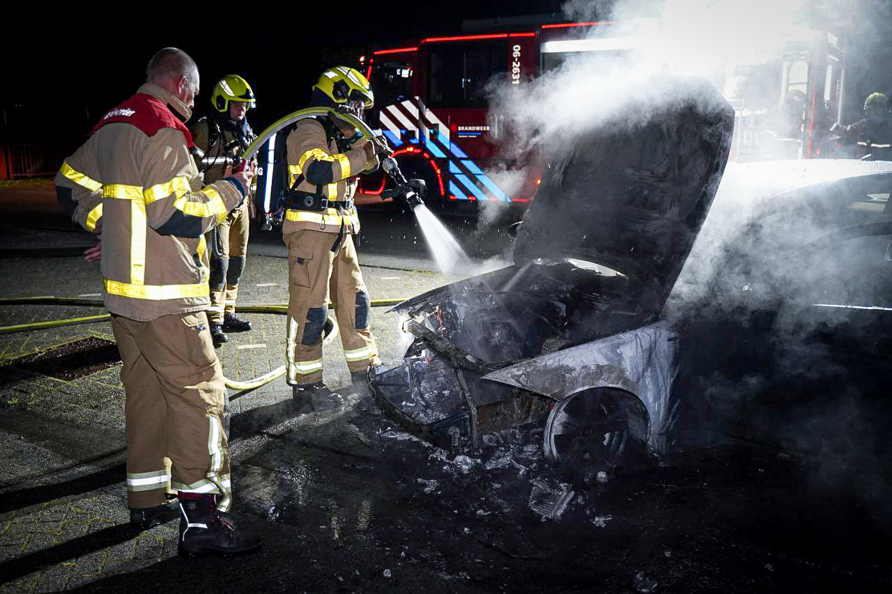 Auto uitgebrand op carpoolplaats, mogelijk brandstichting