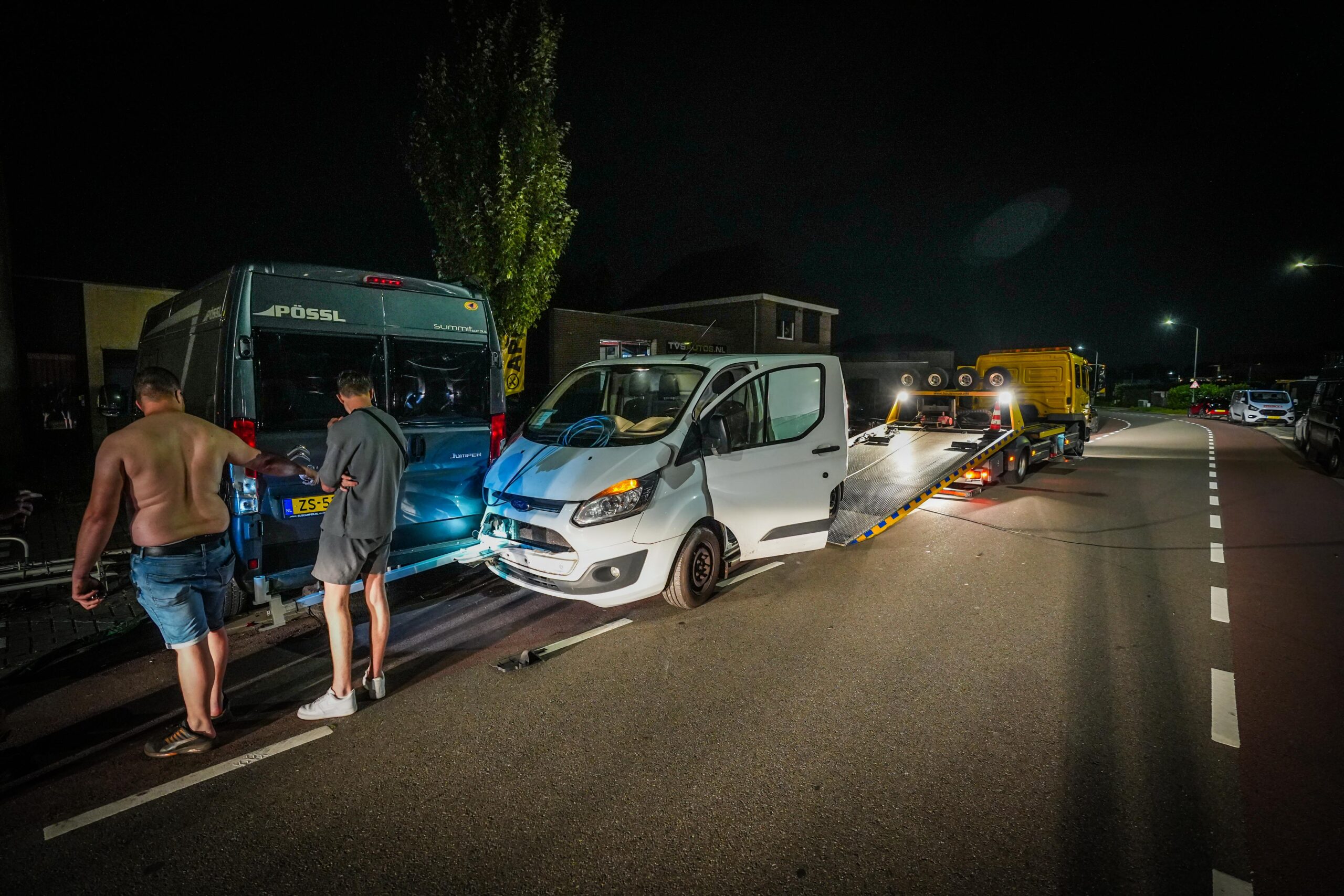 Bestelbus zit muurvast na botsing met camper