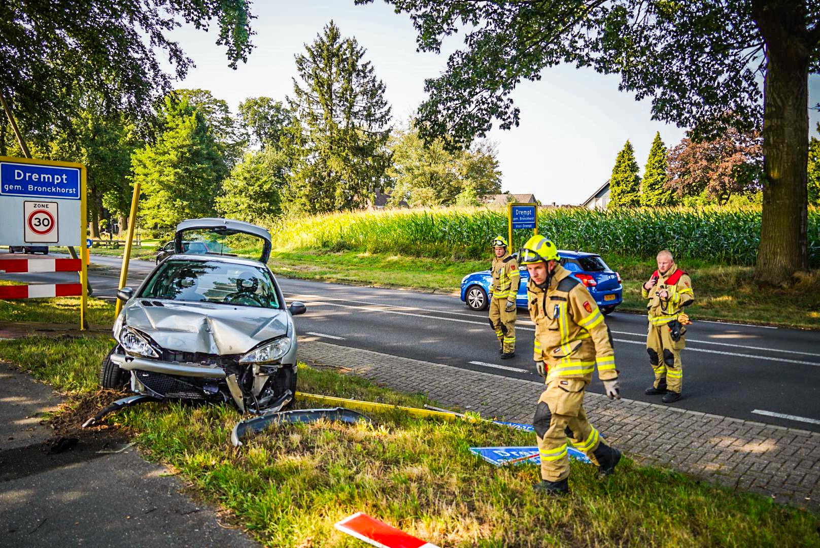 Automobilist vliegt op de bocht en ramt lantaarnpaal en verkeersbord