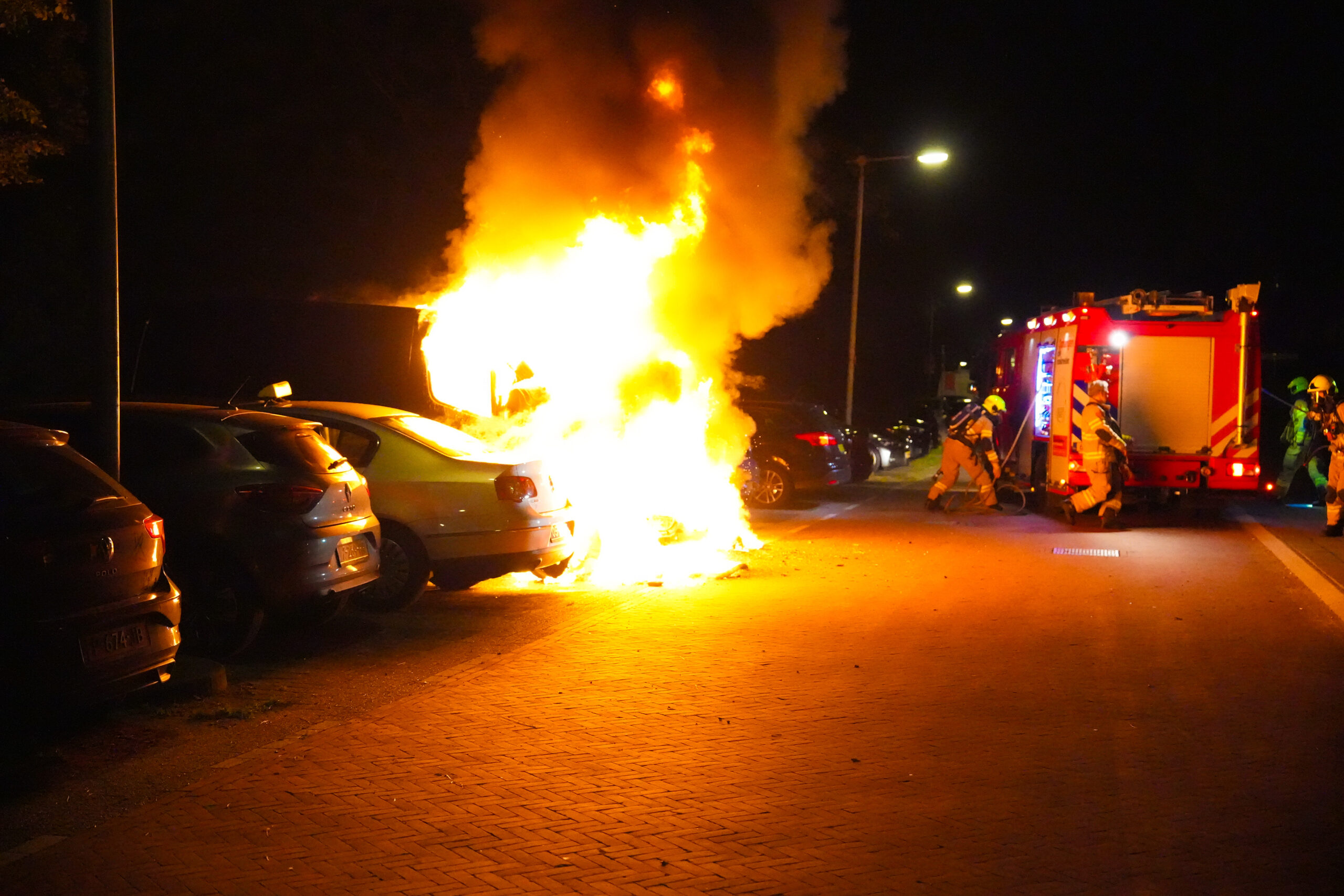 Opnieuw autobrand in Broekstraat in Arnhem: twee voertuigen total loss