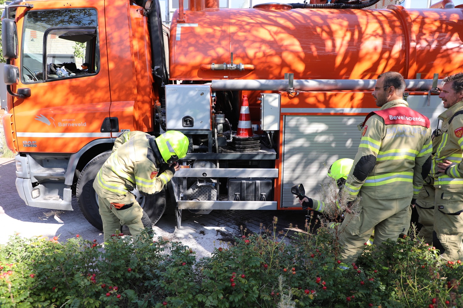 Vrachtwagen vliegt in brand tijdens werkzaamheden