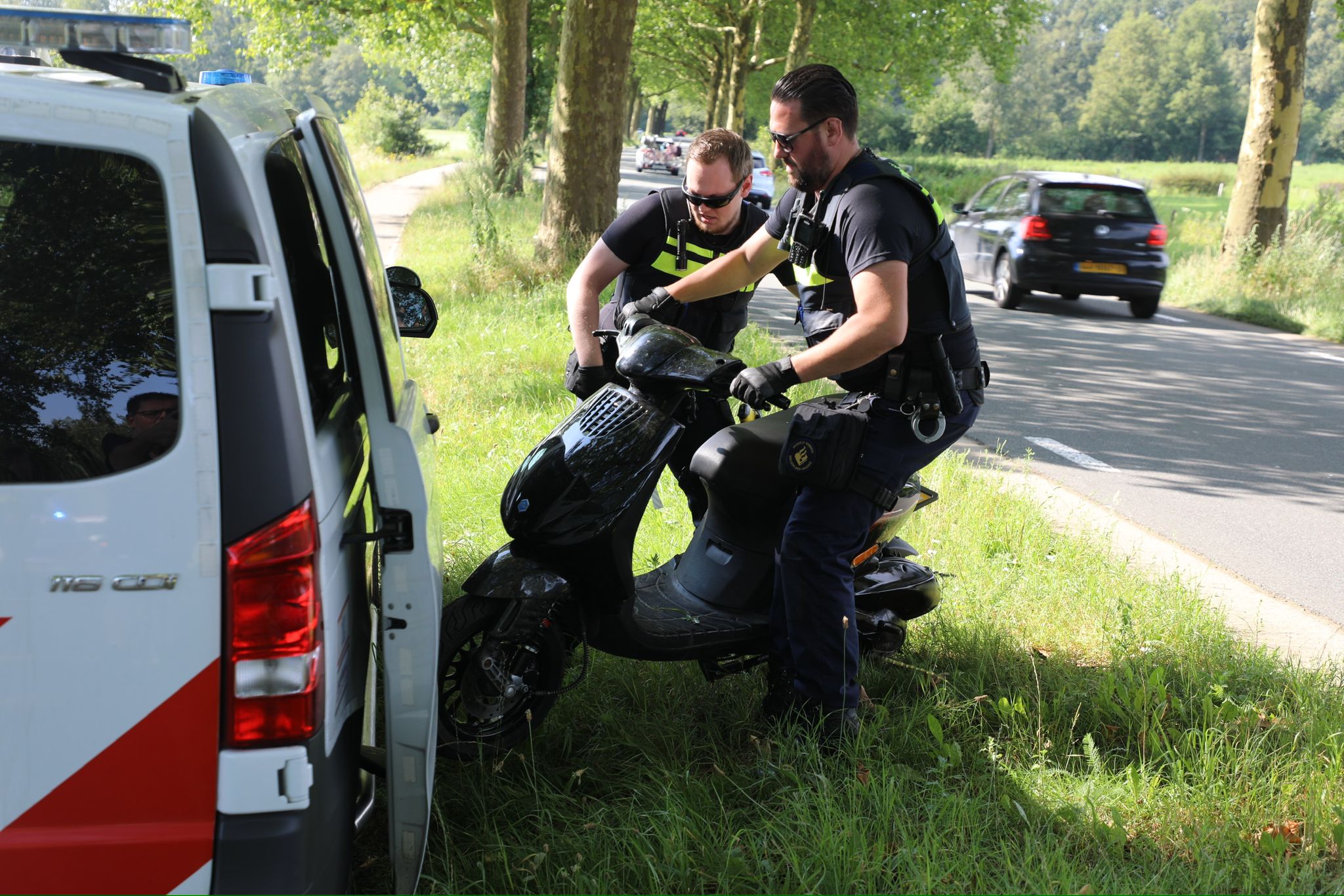 Scooterdieven vluchten tijdens achtervolging weiland in en worden aangehouden