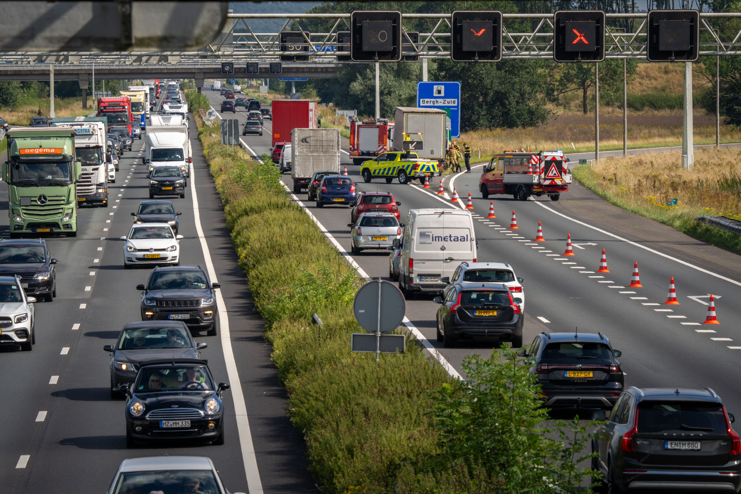 Vrachtwagenbrand zorgt voor verkeerschaos op A12