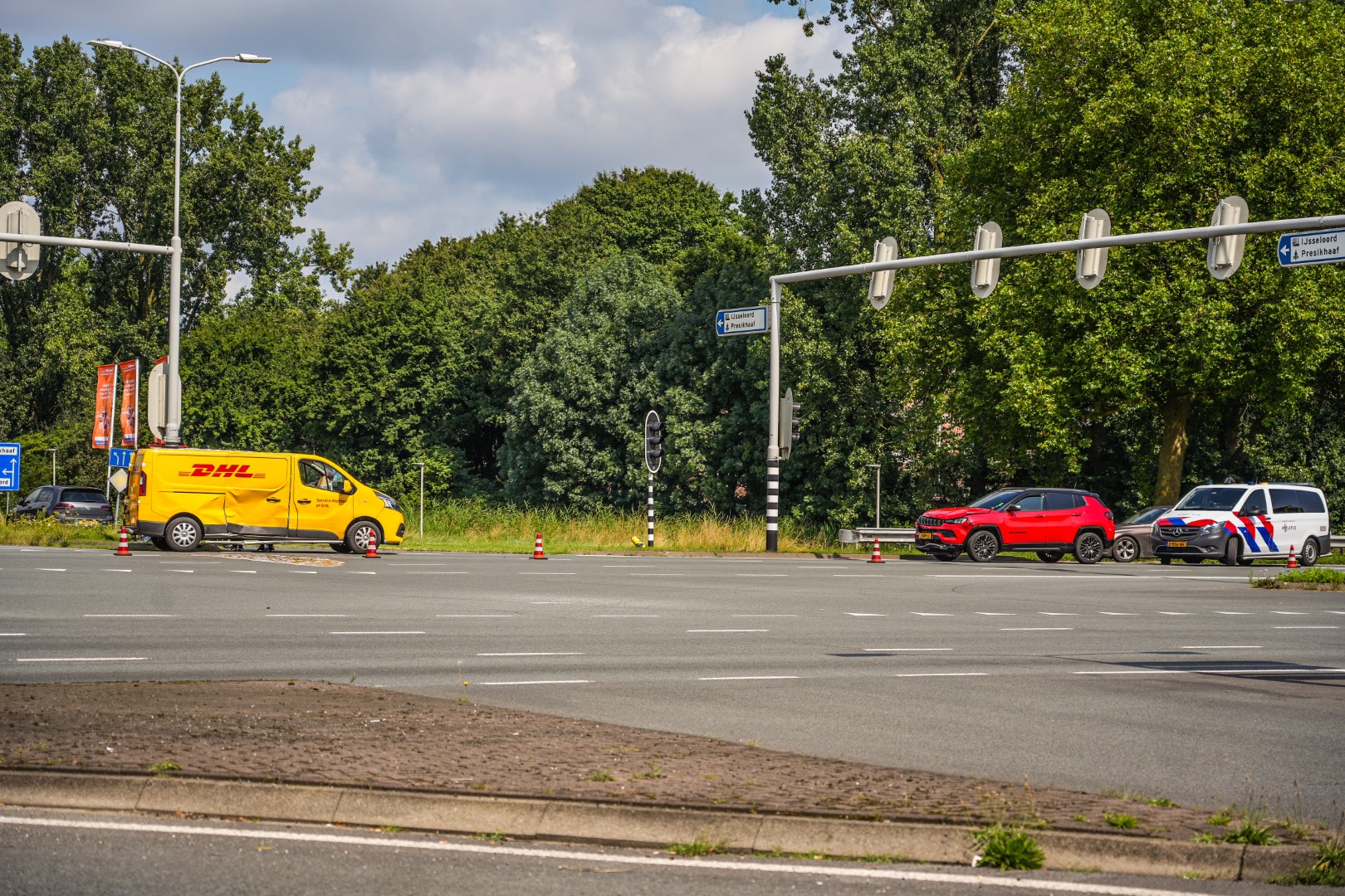 Files na ongeval tussen twee auto’s in Arnhem