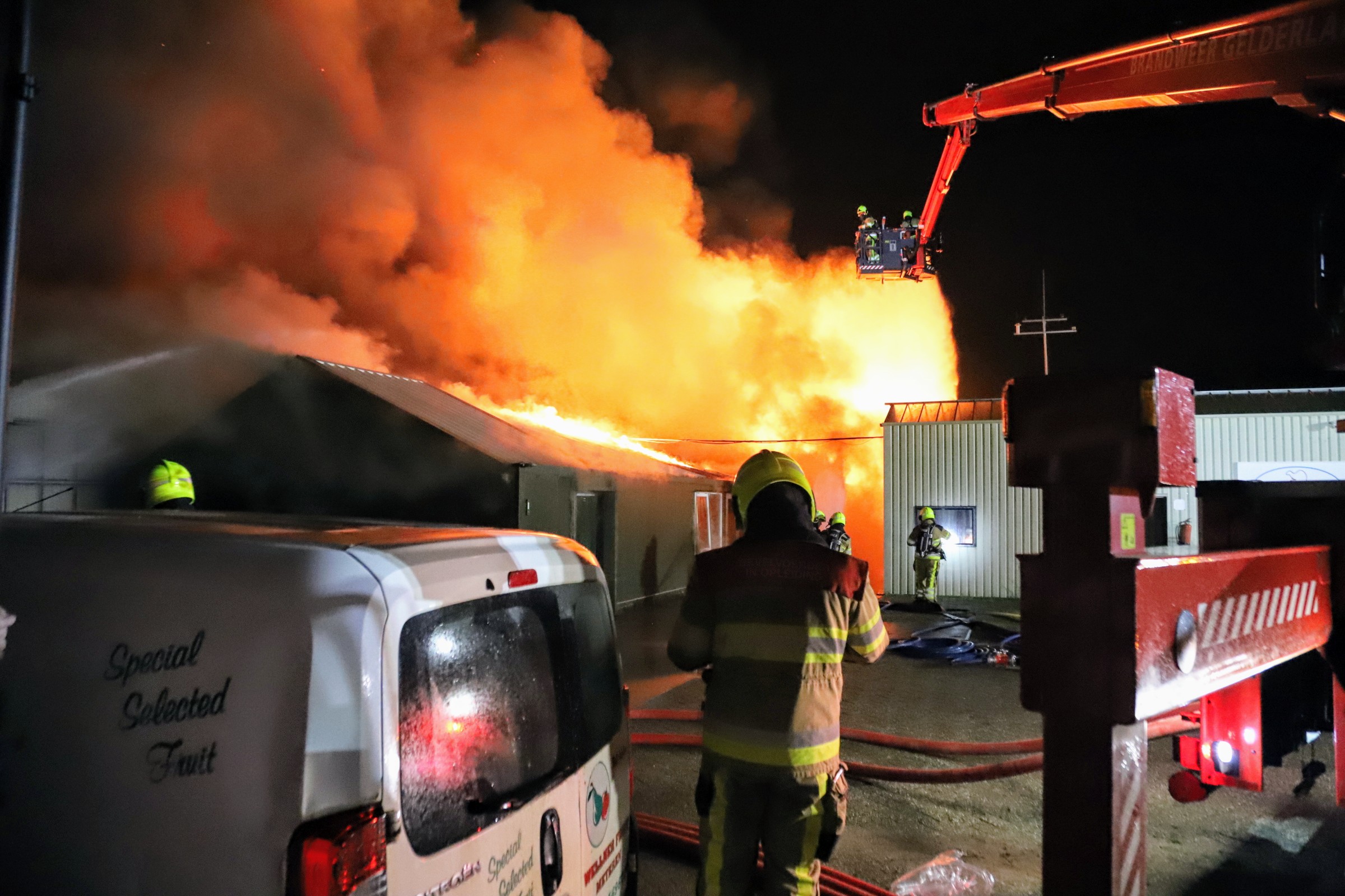 Zeer grote brand in loods: vlammenzee in wijde omtrek te zien