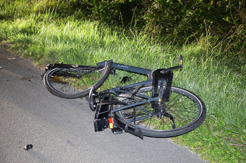 Fietser en scooterrijder gewond na botsing op donker fietspad