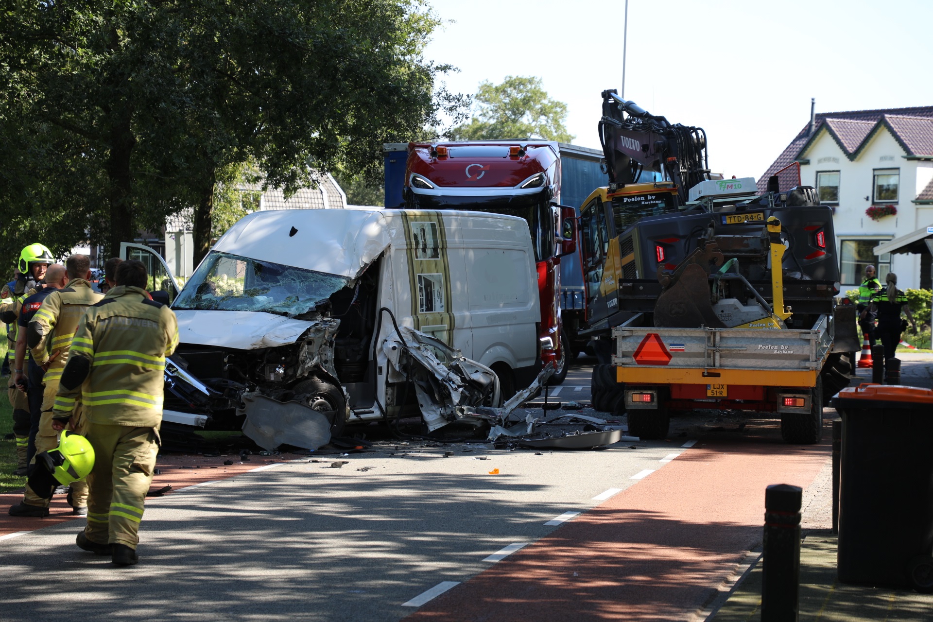 Ravage na frontale botsing tussen graafmachine en bestelbus