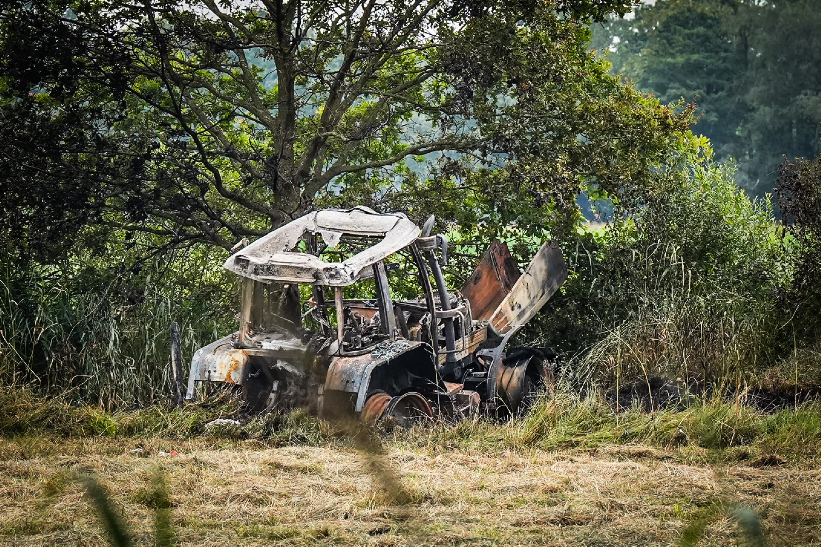 Dode bij tractorbrand is onherkenbaar, politie zet DNA-onderzoek in