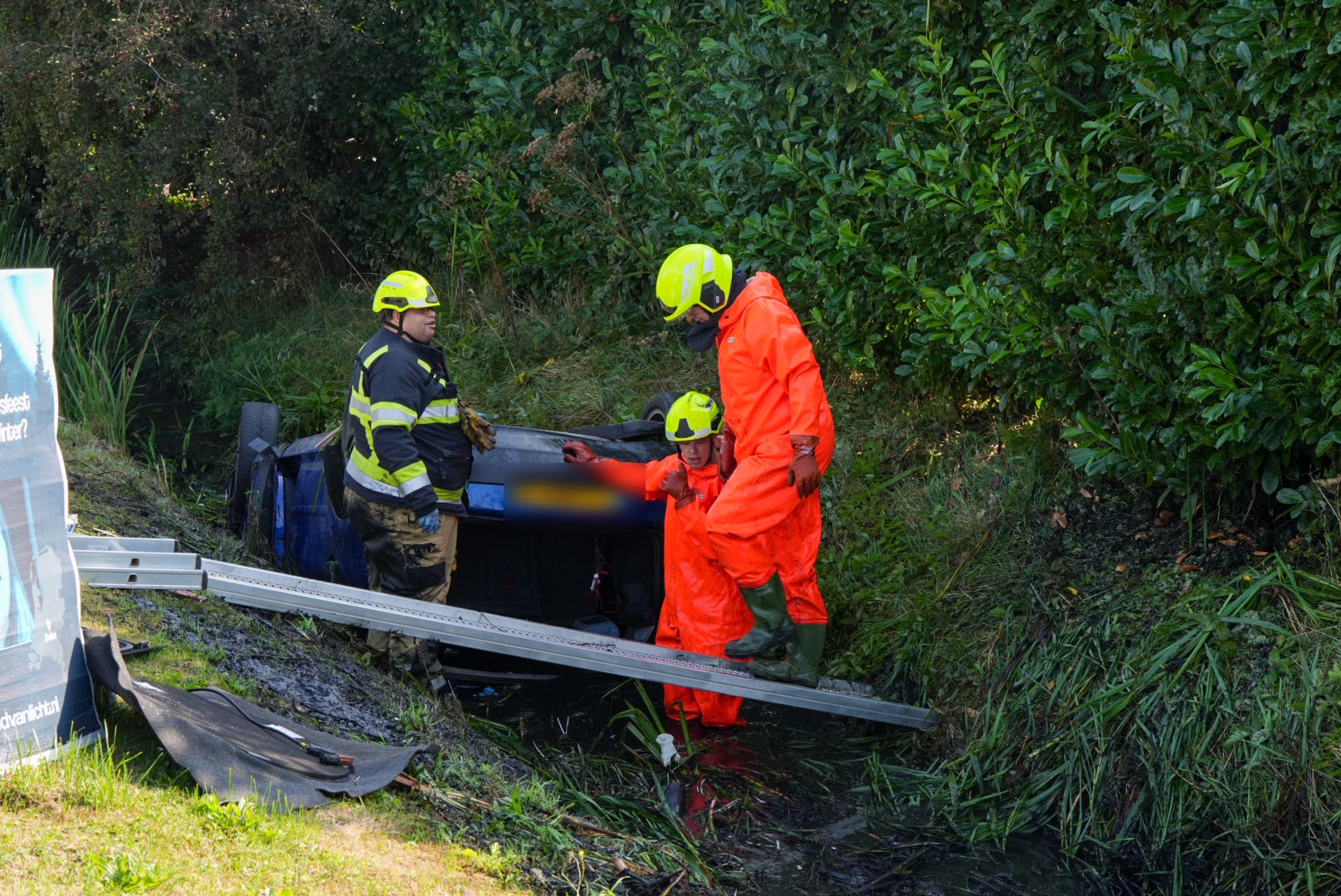 Auto op z’n kop in sloot, brandweer bevrijdt bestuurder