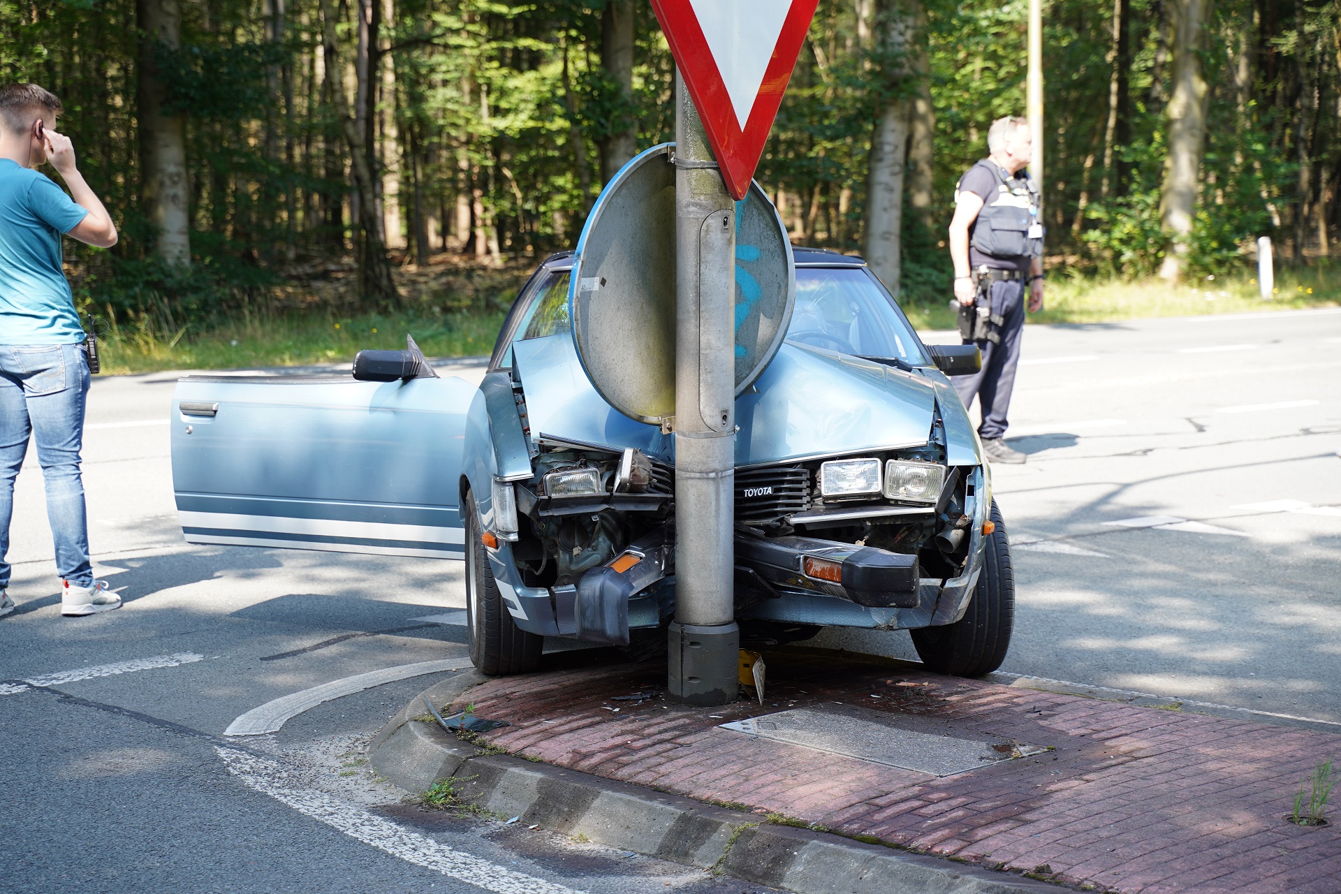 Auto ramt lantaarnpaal, bestuurder gewond