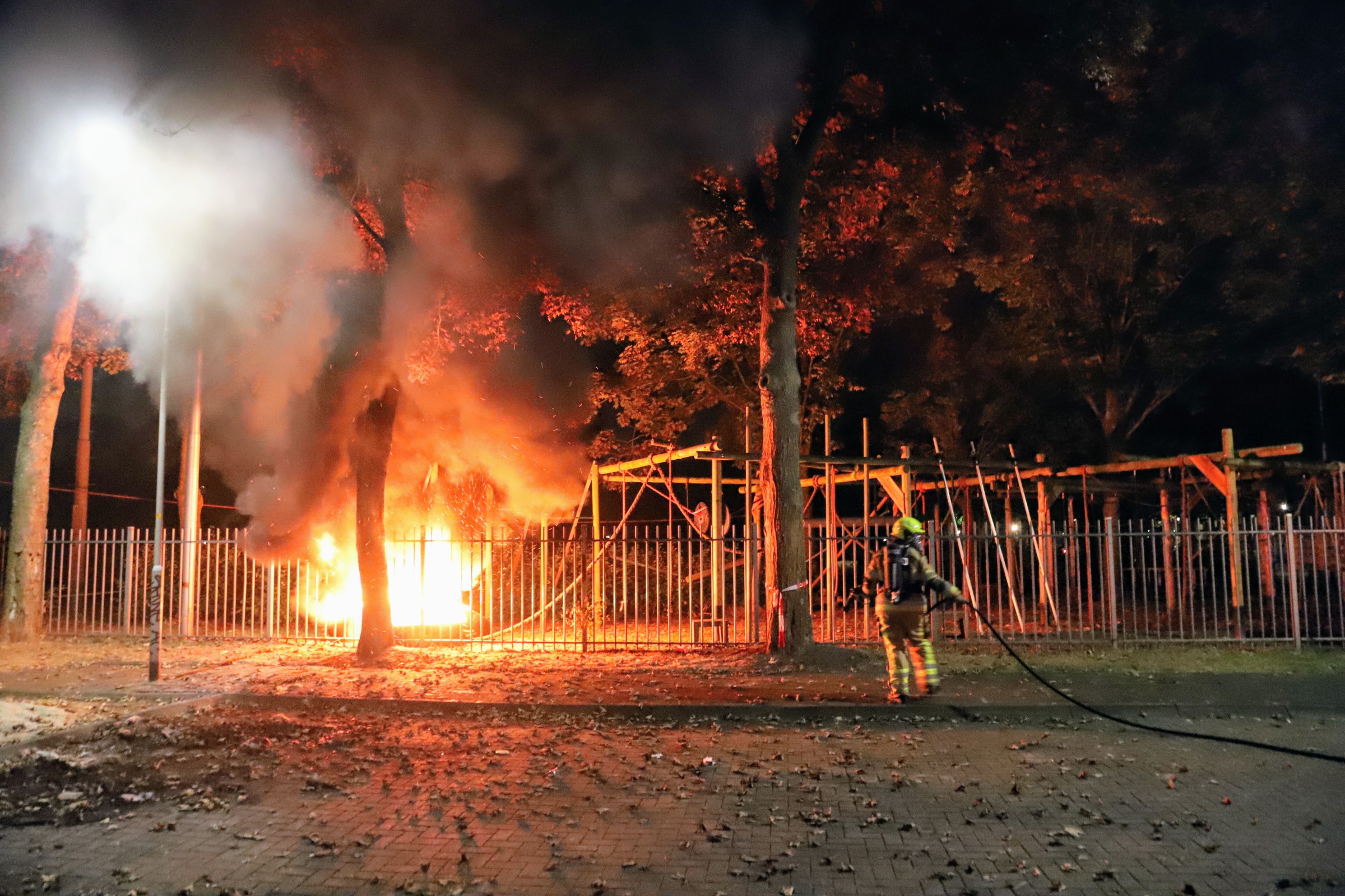 Tractorbanden in brand gestoken in speeltuin