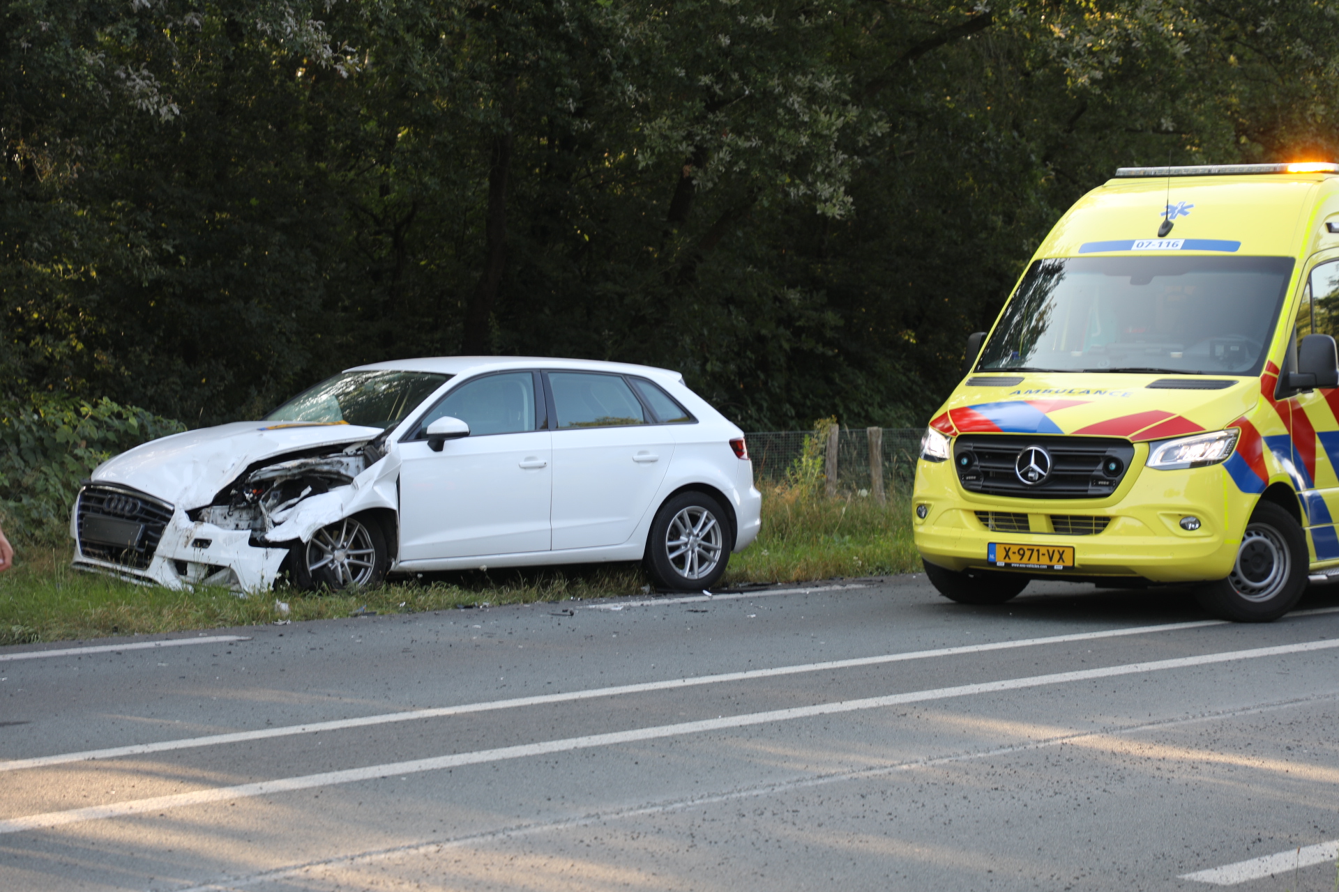 Vrachtwagenwiel breekt af en belandt bovenop auto