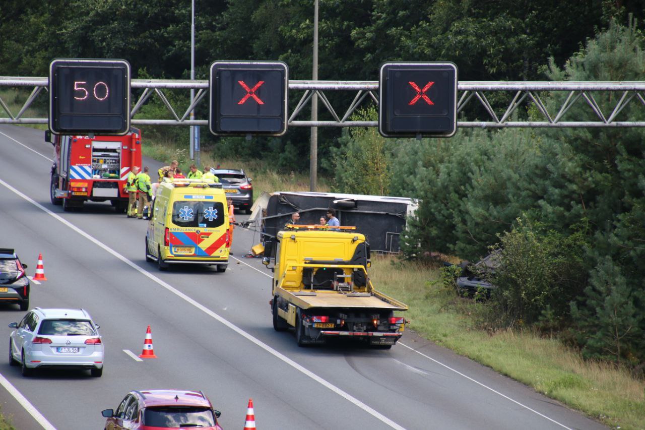 Auto en caravan op z’n kant na eenzijdig ongeval