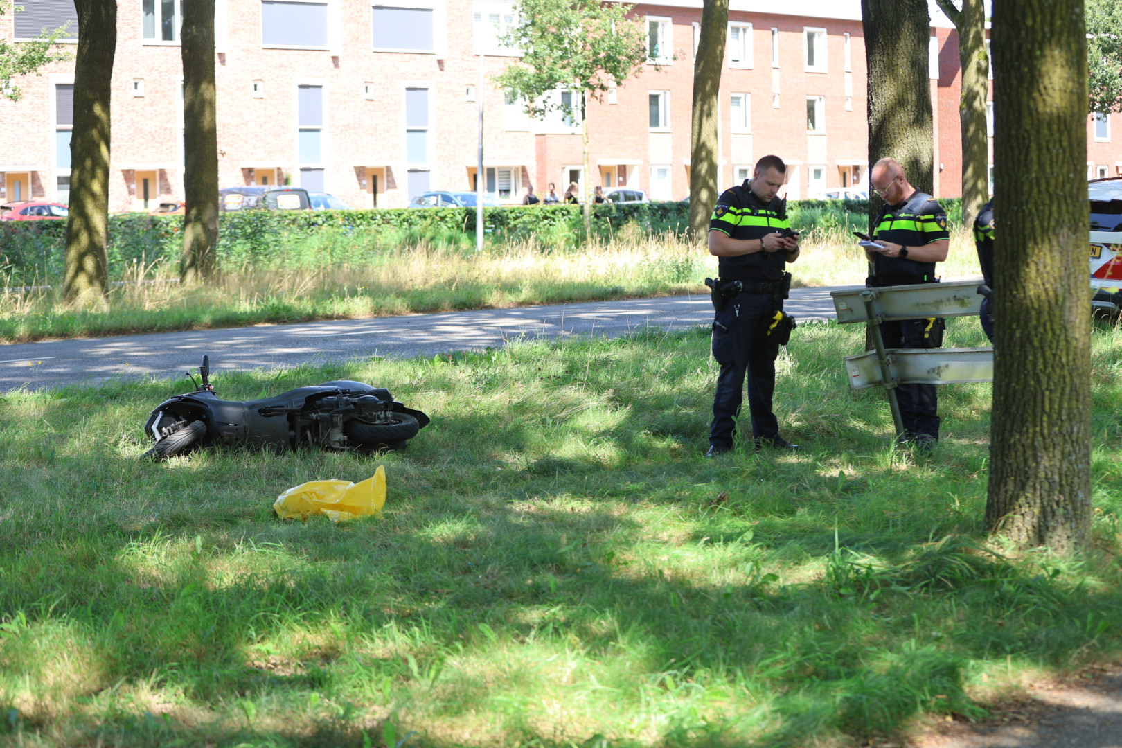 77-jarige scooterrijdster zwaargewond na botsing met bord: moest worden gereanimeerd