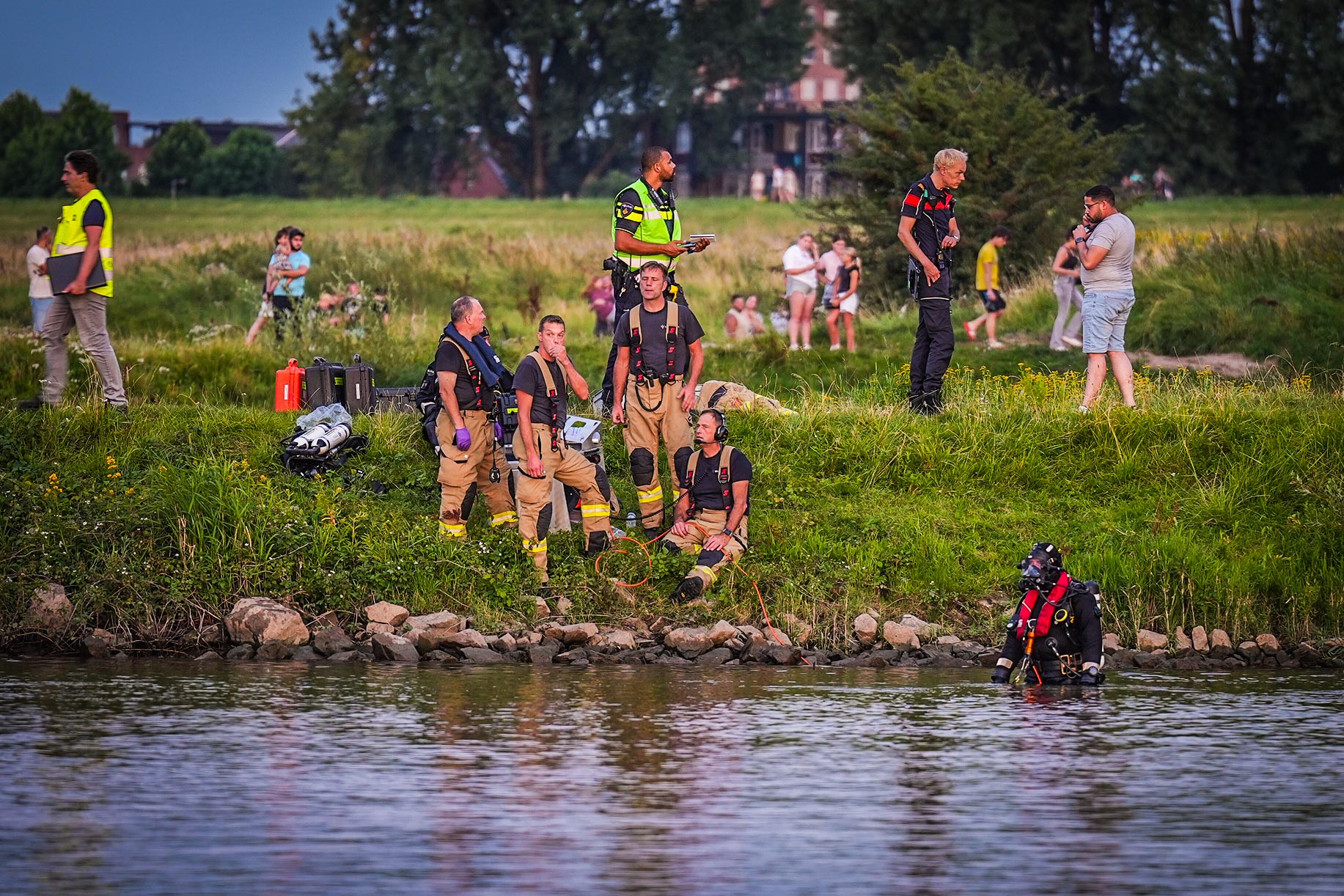 UPDATE: Massale zoekactie naar vermiste zwemmer in Arnhem gestaakt