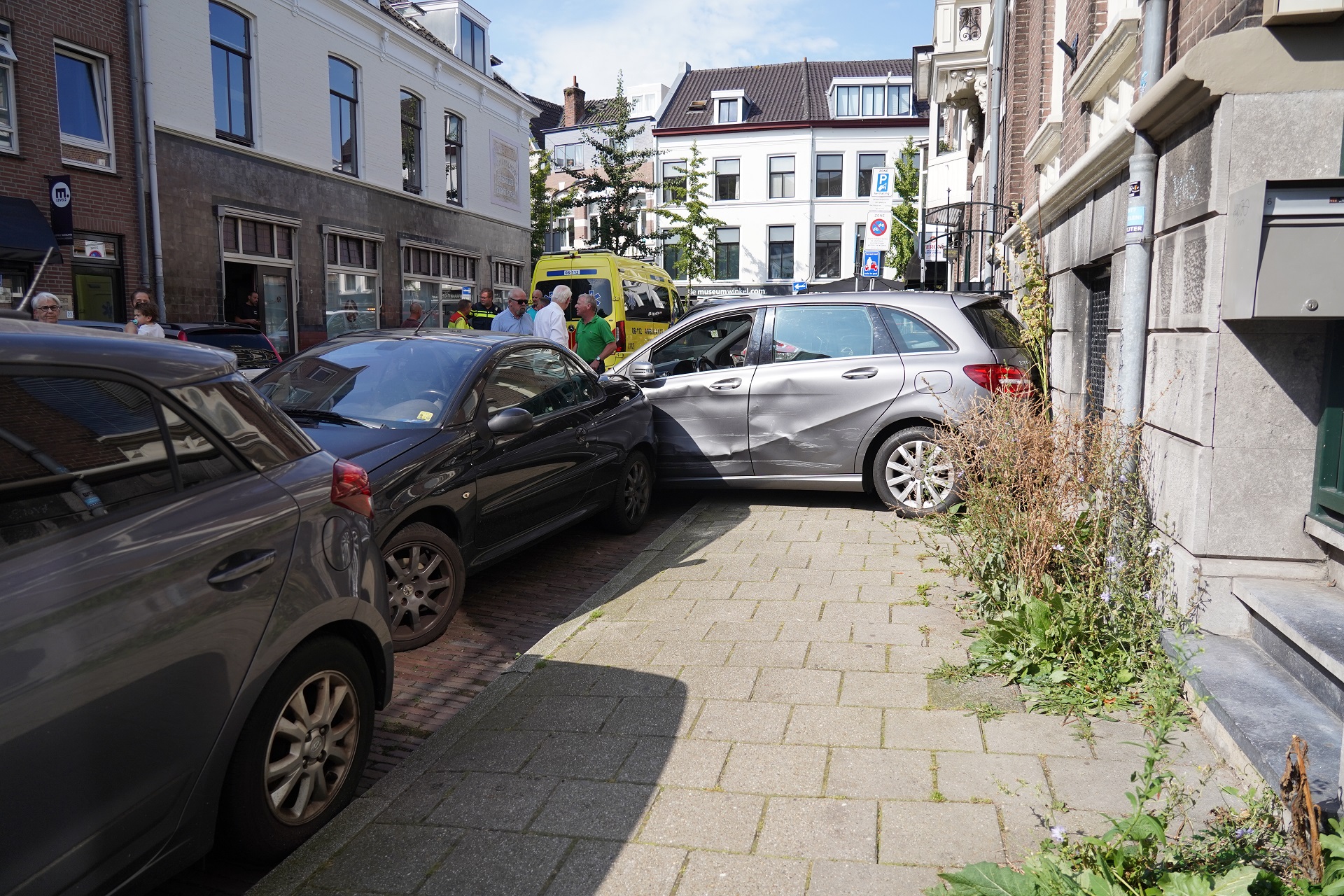 Automobilist ramt vijf geparkeerde auto’s