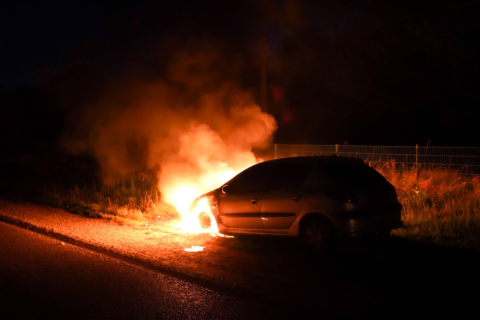 Auto vliegt in brand, oorzaak onbekend