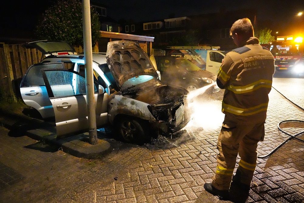 Geparkeerde auto door brand verwoest in Arnhem