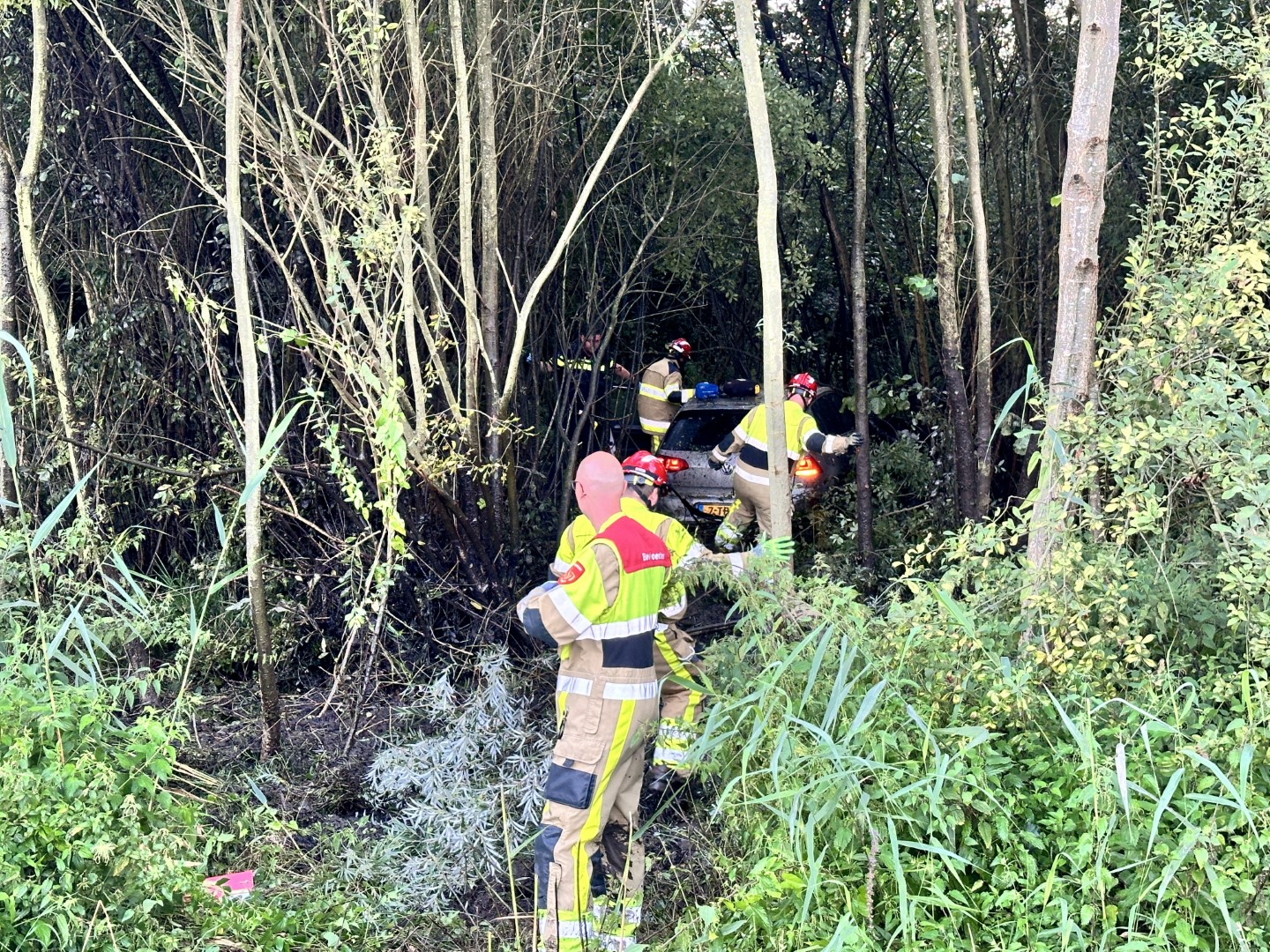 Auto van de weg geraakt, brandweer bevrijd bestuurder uit de auto Groesbeek