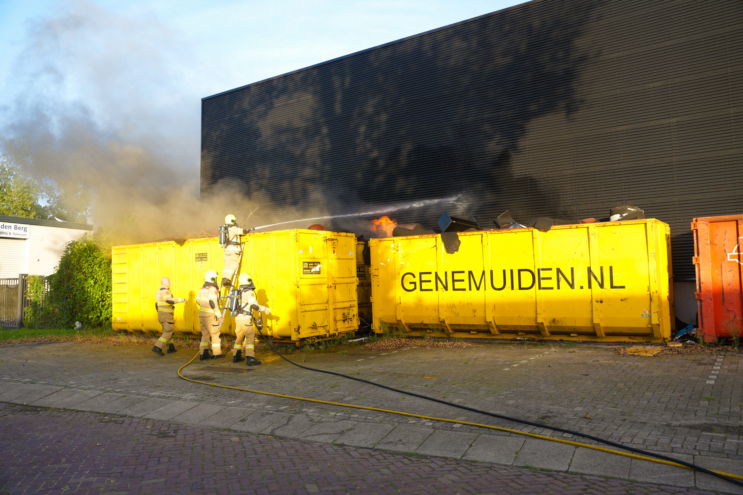 Container met opzet in brand gezet tegen pand aan in Arnhem