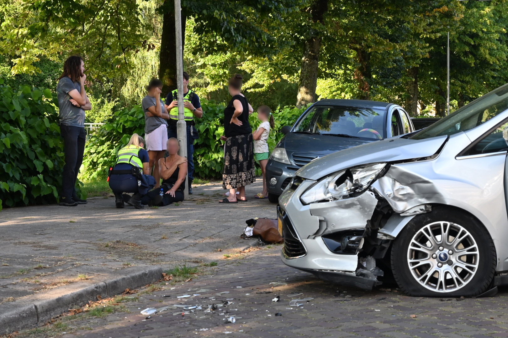 Forse schade bij aanrijding midden in woonwijk