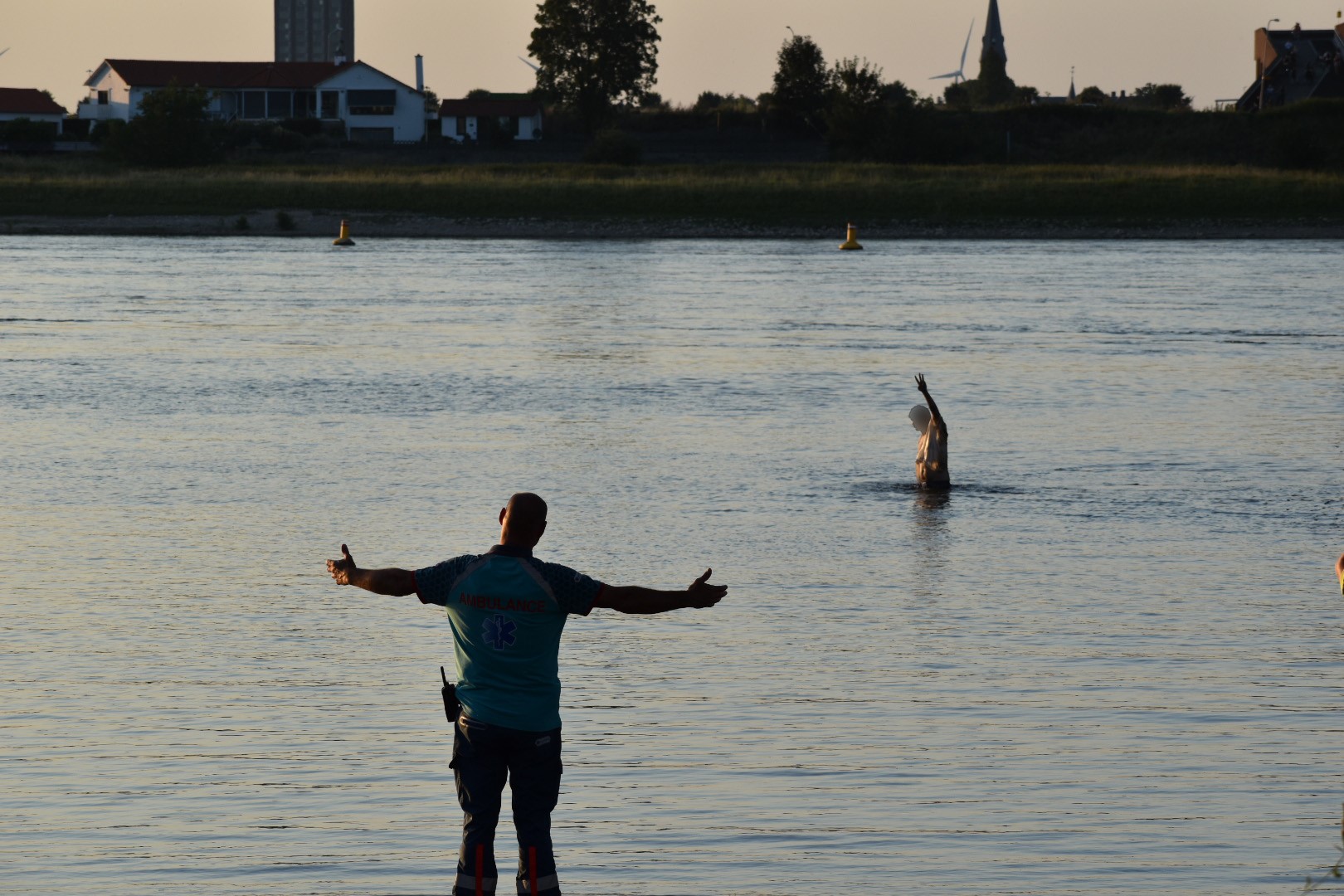 Verwarde man zit met mes in de waal onder Waalbrug