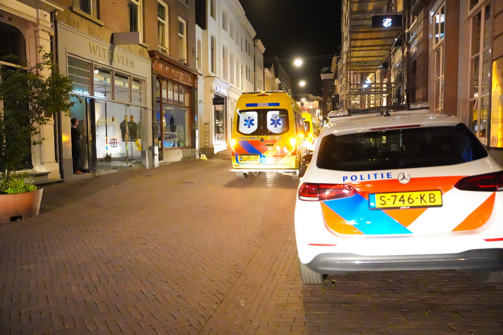 Overleden man in centrum Arnhem raakte levensgevaarlijk gewond bij vernielen van ruit