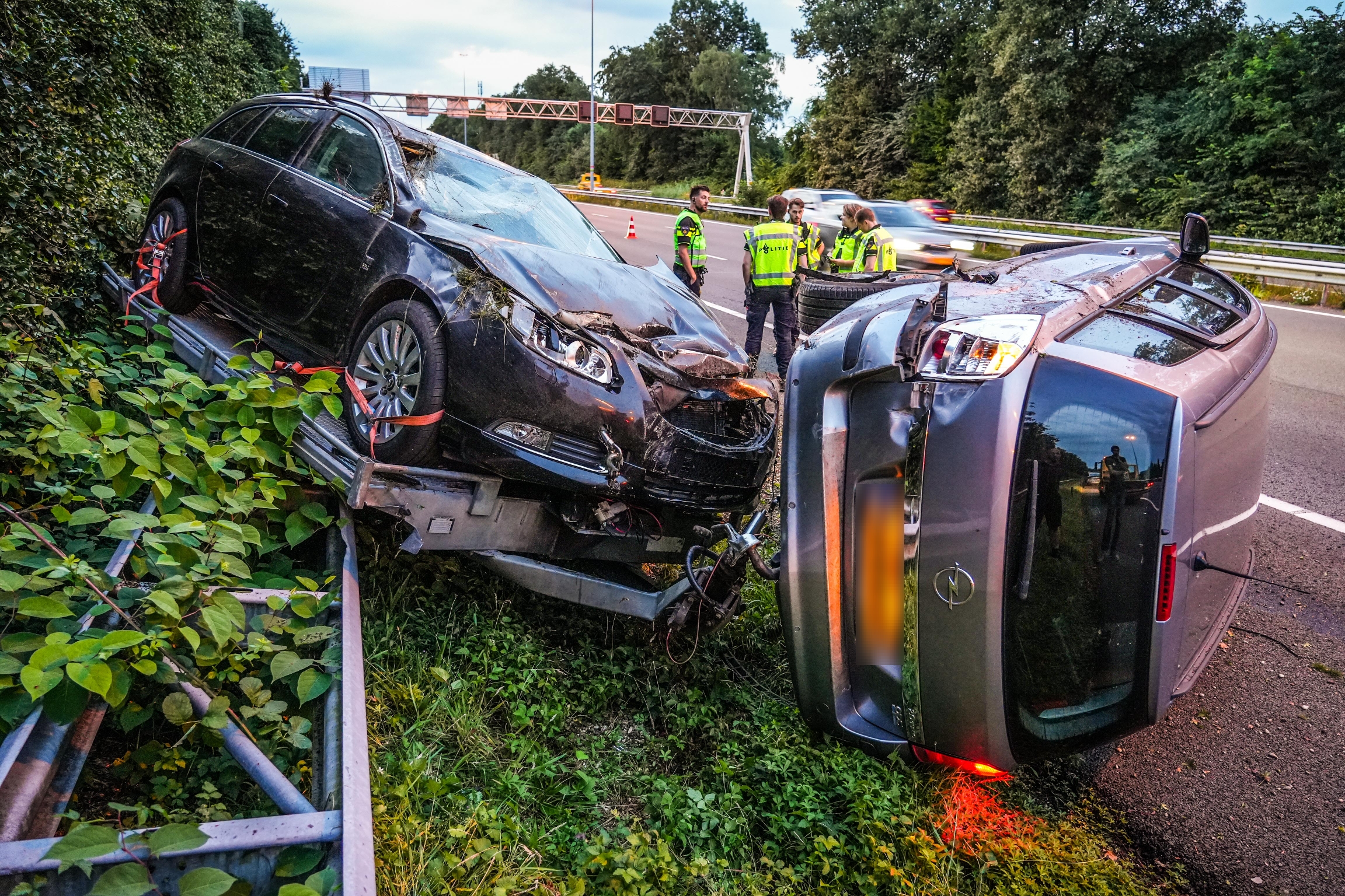 Ongeval op A12 Arnhem: autotrailer op vangrail