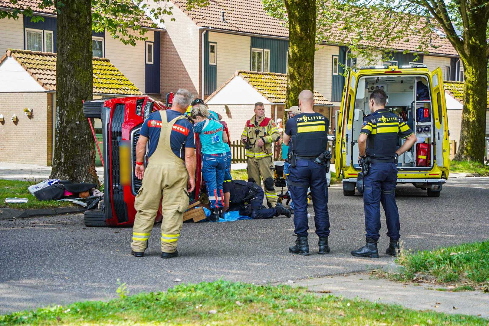 Auto op zijn zijkant bij ongeluk in Arnhem