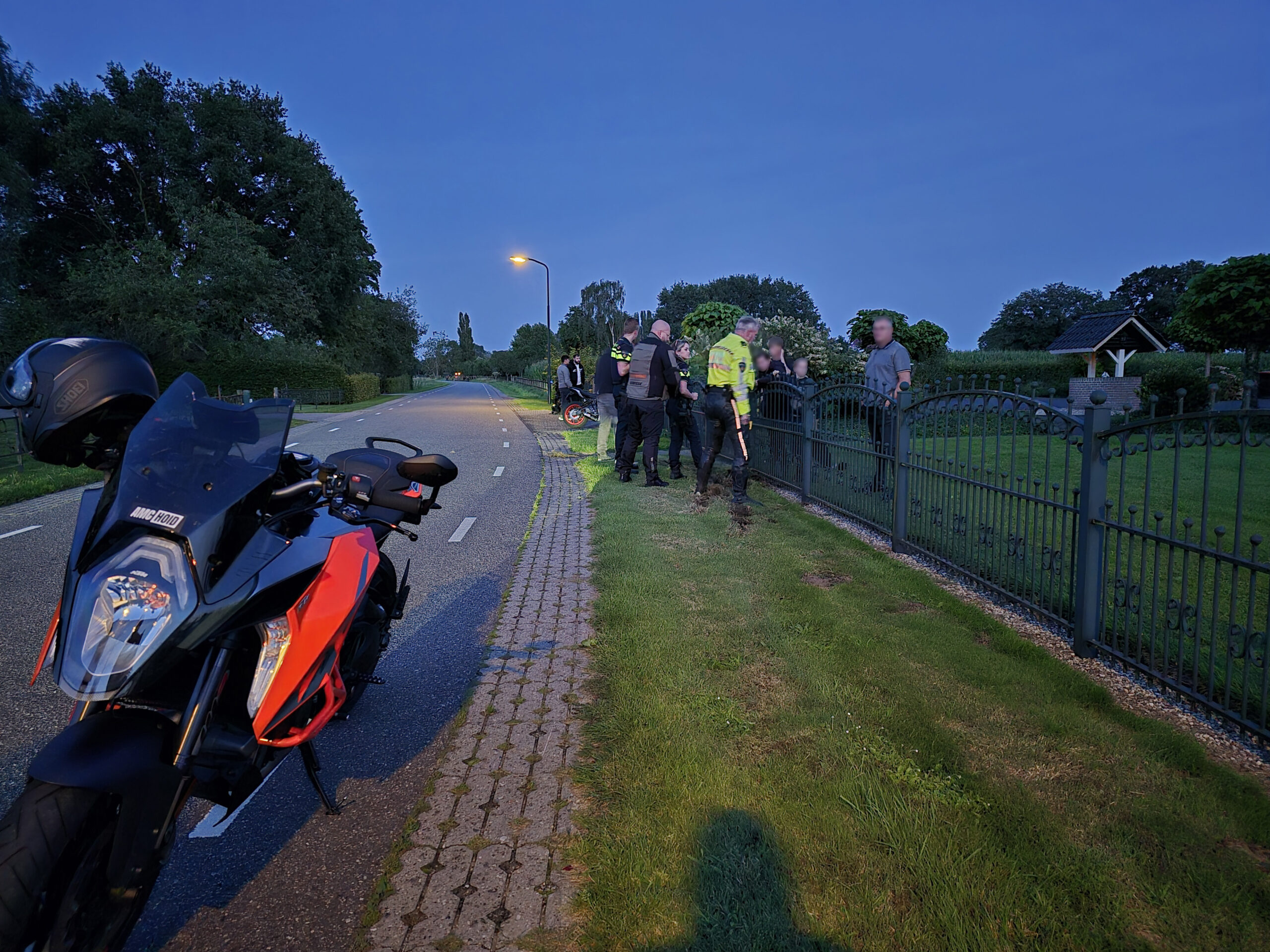 Motorrijder vliegt uit de bocht en belandt in de berm