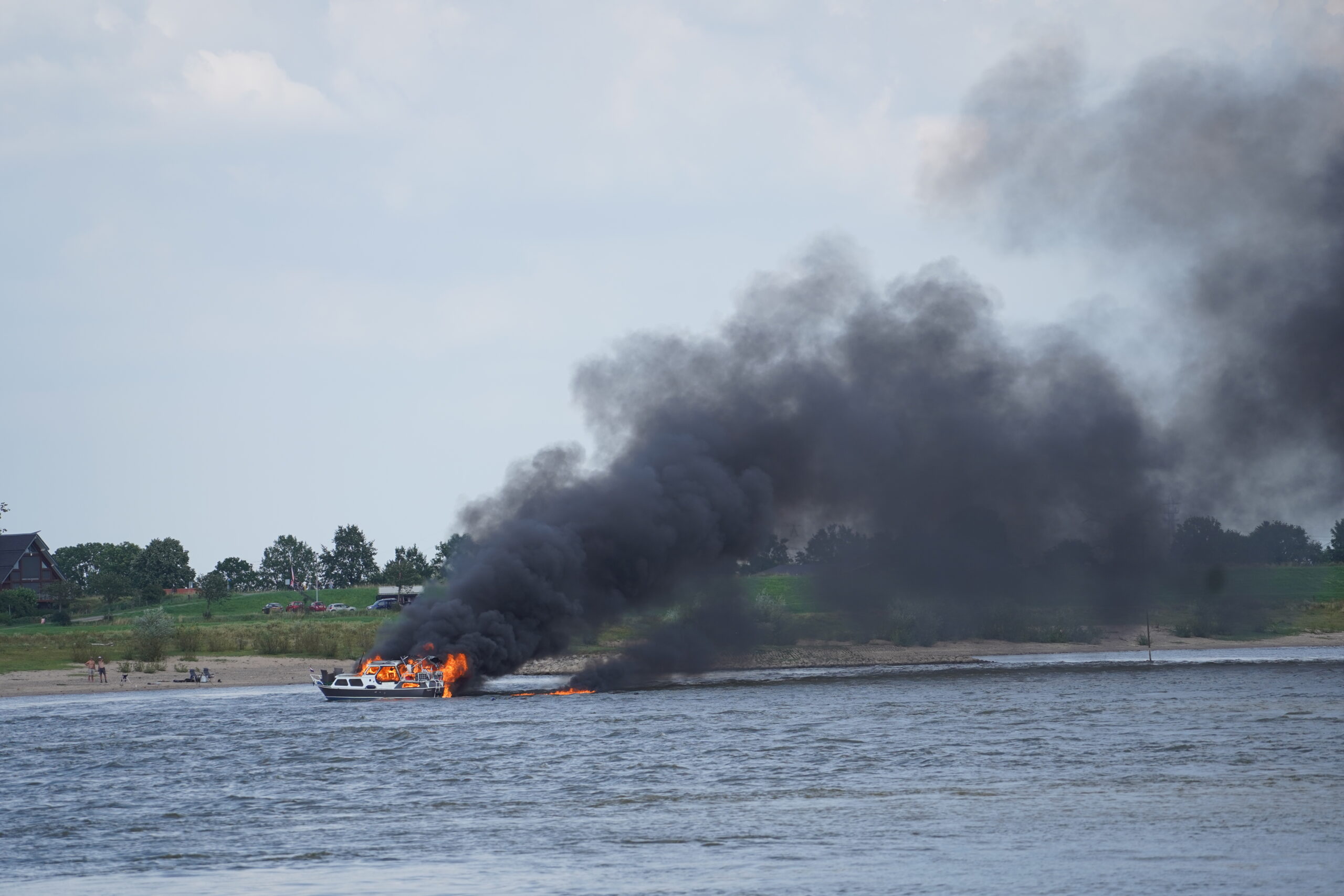 Plezierjacht met 4 mensen en 2 hondjes in brand